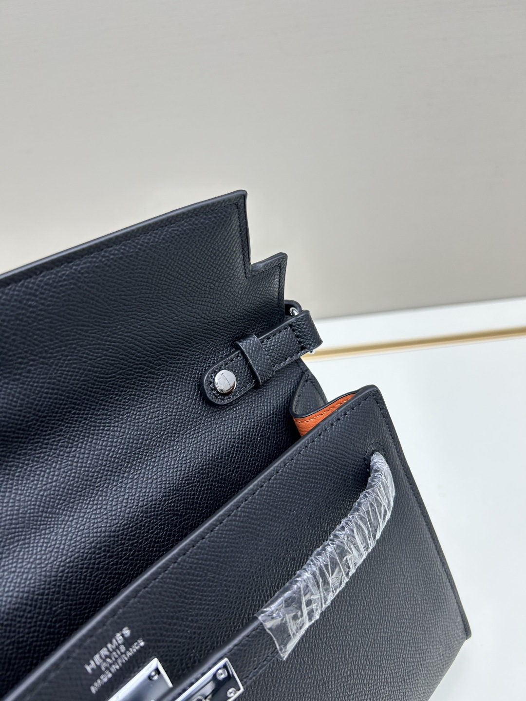 批260💰 手掌纹银扣 CDIWRI&KARI凯莉包✨真皮法棍姐妹们快看这个CDIWRI&KARI的凯莉包！一背上身整个人都优雅起来了💃✨真皮质感绝绝子
elan腋下包的设计真的太懂女生了 既时髦又实用🌟👜版型超级挺括不会软塌塌
真皮材质摸起来超级柔软 而且很有光泽感 完全不像几百块的包包💫👛五金细节也很精致
可以单肩也可以斜挎 两种背法都超级好看 法棍包的造型真的太经典了👗💖
容量设计得很合理 日常出门的手机口红钥匙都能装下 逛街约会都够用📱💄
搭配西装外套显得干练利落 搭配连衣裙又很温柔 真的是百搭神器呀🛍️🌸
尺寸 27cm*7cm*15cm
款号KL27 银扣 8896