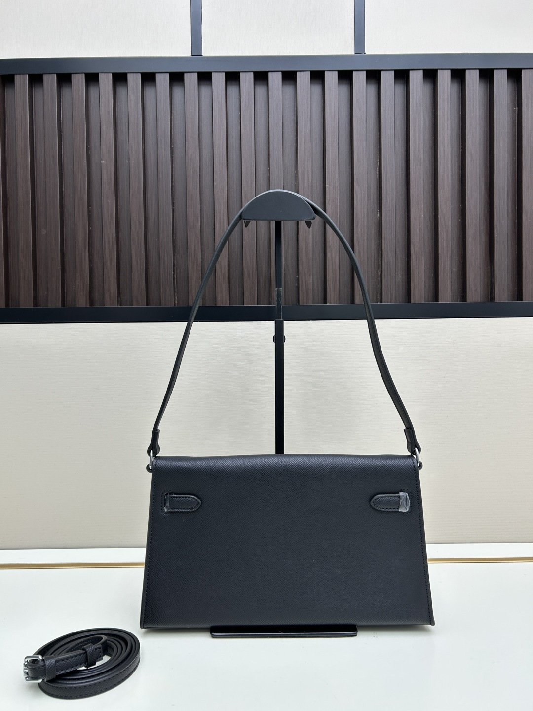 批260💰 手掌纹银扣 CDIWRI&KARI凯莉包✨真皮法棍姐妹们快看这个CDIWRI&KARI的凯莉包！一背上身整个人都优雅起来了💃✨真皮质感绝绝子
elan腋下包的设计真的太懂女生了 既时髦又实用🌟👜版型超级挺括不会软塌塌
真皮材质摸起来超级柔软 而且很有光泽感 完全不像几百块的包包💫👛五金细节也很精致
可以单肩也可以斜挎 两种背法都超级好看 法棍包的造型真的太经典了👗💖
容量设计得很合理 日常出门的手机口红钥匙都能装下 逛街约会都够用📱💄
搭配西装外套显得干练利落 搭配连衣裙又很温柔 真的是百搭神器呀🛍️🌸
尺寸 27cm*7cm*15cm
款号KL27 银扣 8896