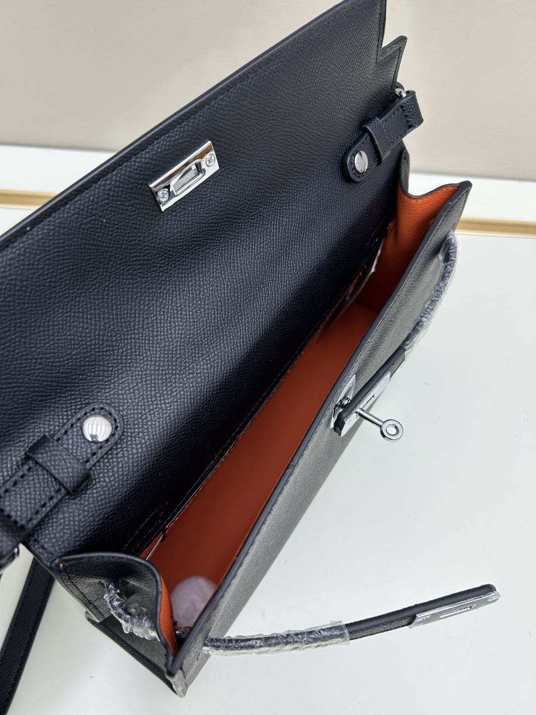 批260💰 手掌纹银扣 CDIWRI&KARI凯莉包✨真皮法棍姐妹们快看这个CDIWRI&KARI的凯莉包！一背上身整个人都优雅起来了💃✨真皮质感绝绝子
elan腋下包的设计真的太懂女生了 既时髦又实用🌟👜版型超级挺括不会软塌塌
真皮材质摸起来超级柔软 而且很有光泽感 完全不像几百块的包包💫👛五金细节也很精致
可以单肩也可以斜挎 两种背法都超级好看 法棍包的造型真的太经典了👗💖
容量设计得很合理 日常出门的手机口红钥匙都能装下 逛街约会都够用📱💄
搭配西装外套显得干练利落 搭配连衣裙又很温柔 真的是百搭神器呀🛍️🌸
尺寸 27cm*7cm*15cm
款号KL27 银扣 8896