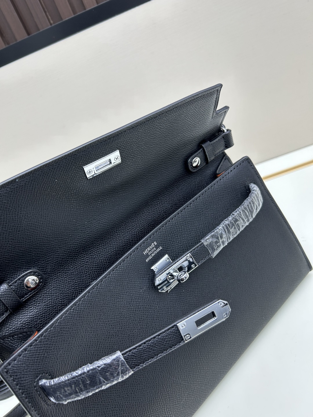 批260💰 手掌纹银扣 CDIWRI&KARI凯莉包✨真皮法棍姐妹们快看这个CDIWRI&KARI的凯莉包！一背上身整个人都优雅起来了💃✨真皮质感绝绝子
elan腋下包的设计真的太懂女生了 既时髦又实用🌟👜版型超级挺括不会软塌塌
真皮材质摸起来超级柔软 而且很有光泽感 完全不像几百块的包包💫👛五金细节也很精致
可以单肩也可以斜挎 两种背法都超级好看 法棍包的造型真的太经典了👗💖
容量设计得很合理 日常出门的手机口红钥匙都能装下 逛街约会都够用📱💄
搭配西装外套显得干练利落 搭配连衣裙又很温柔 真的是百搭神器呀🛍️🌸
尺寸 27cm*7cm*15cm
款号KL27 银扣 8896