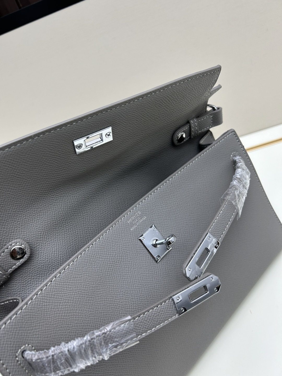 批260💰 手掌纹银扣 CDIWRI&KARI凯莉包✨真皮法棍姐妹们快看这个CDIWRI&KARI的凯莉包！一背上身整个人都优雅起来了💃✨真皮质感绝绝子
elan腋下包的设计真的太懂女生了 既时髦又实用🌟👜版型超级挺括不会软塌塌
真皮材质摸起来超级柔软 而且很有光泽感 完全不像几百块的包包💫👛五金细节也很精致
可以单肩也可以斜挎 两种背法都超级好看 法棍包的造型真的太经典了👗💖
容量设计得很合理 日常出门的手机口红钥匙都能装下 逛街约会都够用📱💄
搭配西装外套显得干练利落 搭配连衣裙又很温柔 真的是百搭神器呀🛍️🌸
尺寸 27cm*7cm*15cm
款号KL27 银扣 8896