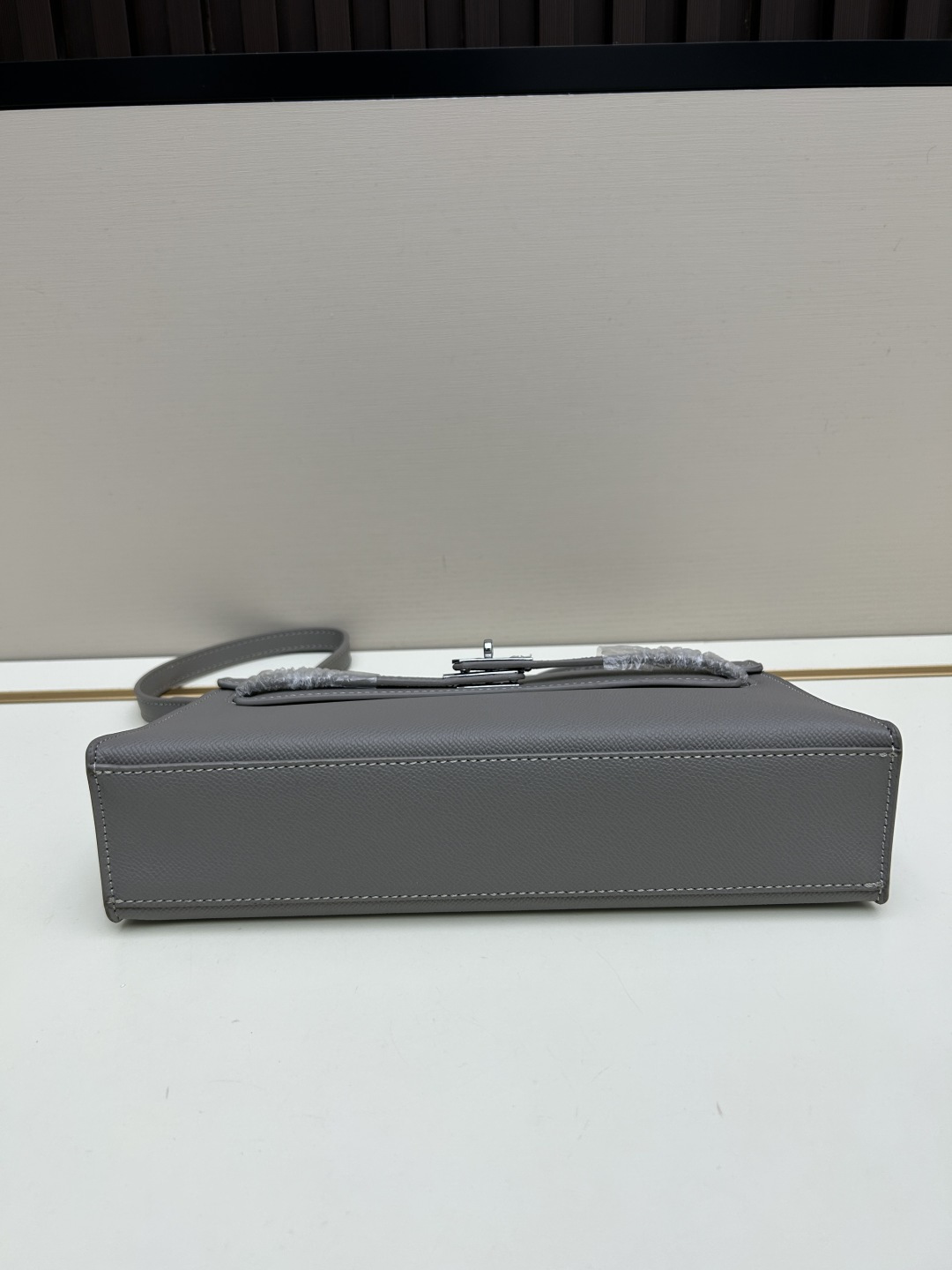 批260💰 手掌纹银扣 CDIWRI&KARI凯莉包✨真皮法棍姐妹们快看这个CDIWRI&KARI的凯莉包！一背上身整个人都优雅起来了💃✨真皮质感绝绝子
elan腋下包的设计真的太懂女生了 既时髦又实用🌟👜版型超级挺括不会软塌塌
真皮材质摸起来超级柔软 而且很有光泽感 完全不像几百块的包包💫👛五金细节也很精致
可以单肩也可以斜挎 两种背法都超级好看 法棍包的造型真的太经典了👗💖
容量设计得很合理 日常出门的手机口红钥匙都能装下 逛街约会都够用📱💄
搭配西装外套显得干练利落 搭配连衣裙又很温柔 真的是百搭神器呀🛍️🌸
尺寸 27cm*7cm*15cm
款号KL27 银扣 8896