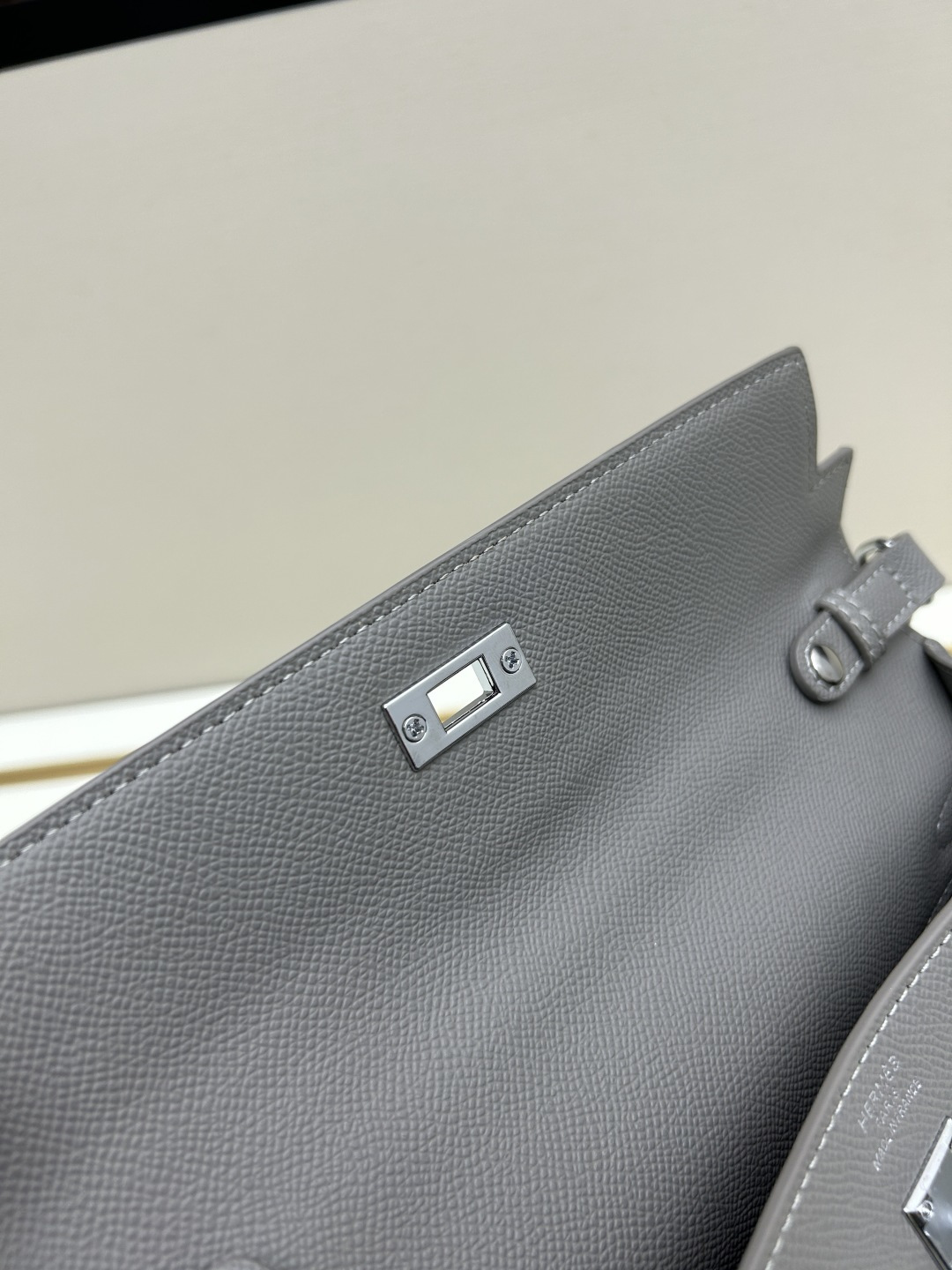 批260💰 手掌纹银扣 CDIWRI&KARI凯莉包✨真皮法棍姐妹们快看这个CDIWRI&KARI的凯莉包！一背上身整个人都优雅起来了💃✨真皮质感绝绝子
elan腋下包的设计真的太懂女生了 既时髦又实用🌟👜版型超级挺括不会软塌塌
真皮材质摸起来超级柔软 而且很有光泽感 完全不像几百块的包包💫👛五金细节也很精致
可以单肩也可以斜挎 两种背法都超级好看 法棍包的造型真的太经典了👗💖
容量设计得很合理 日常出门的手机口红钥匙都能装下 逛街约会都够用📱💄
搭配西装外套显得干练利落 搭配连衣裙又很温柔 真的是百搭神器呀🛍️🌸
尺寸 27cm*7cm*15cm
款号KL27 银扣 8896