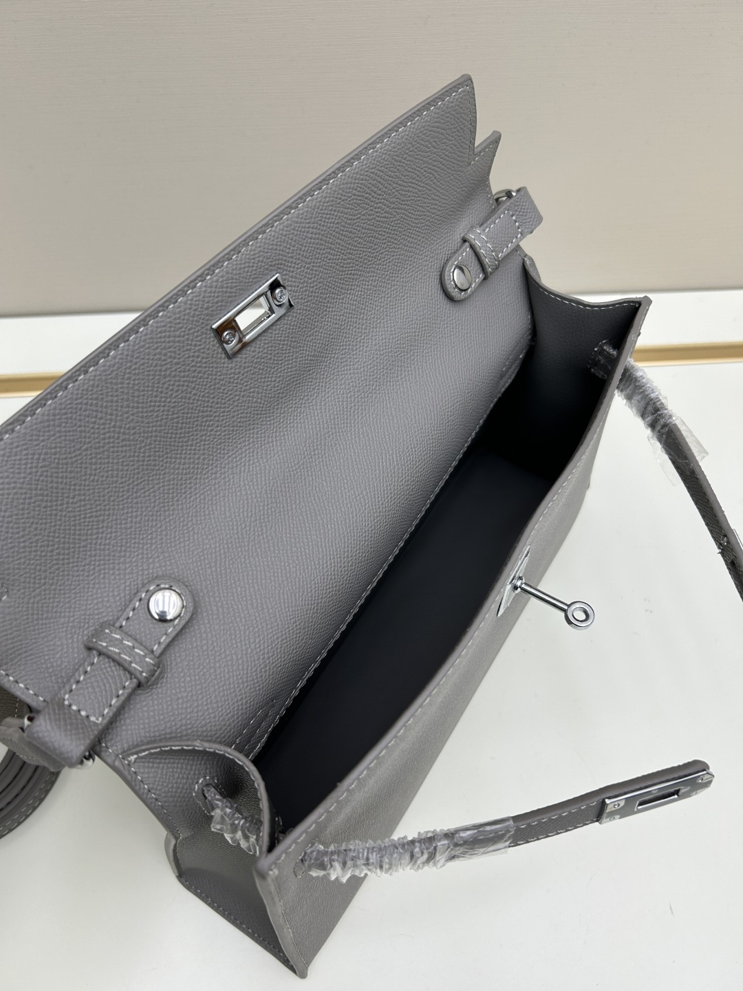 批260💰 手掌纹银扣 CDIWRI&KARI凯莉包✨真皮法棍姐妹们快看这个CDIWRI&KARI的凯莉包！一背上身整个人都优雅起来了💃✨真皮质感绝绝子
elan腋下包的设计真的太懂女生了 既时髦又实用🌟👜版型超级挺括不会软塌塌
真皮材质摸起来超级柔软 而且很有光泽感 完全不像几百块的包包💫👛五金细节也很精致
可以单肩也可以斜挎 两种背法都超级好看 法棍包的造型真的太经典了👗💖
容量设计得很合理 日常出门的手机口红钥匙都能装下 逛街约会都够用📱💄
搭配西装外套显得干练利落 搭配连衣裙又很温柔 真的是百搭神器呀🛍️🌸
尺寸 27cm*7cm*15cm
款号KL27 银扣 8896