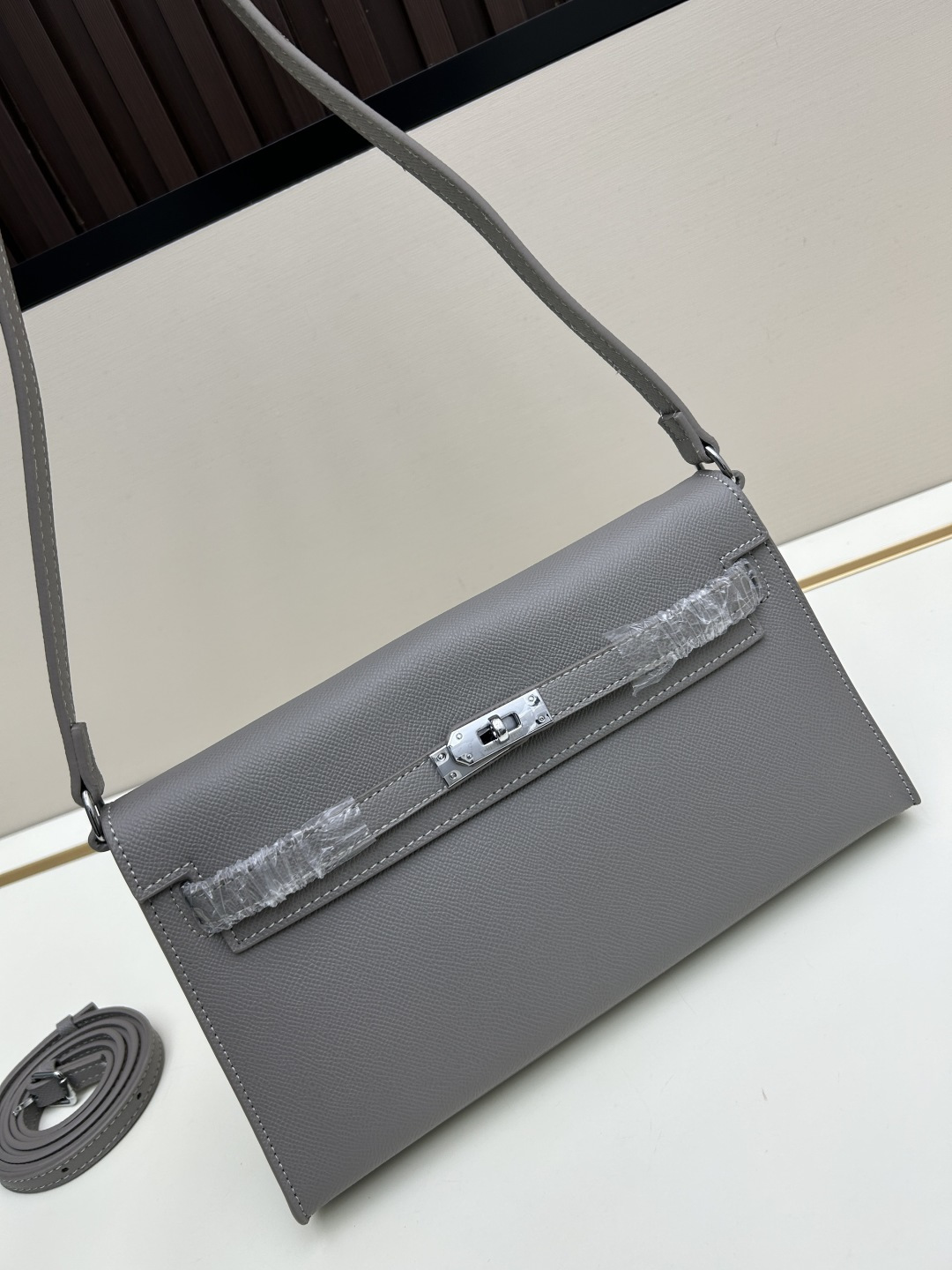 批260💰 手掌纹银扣 CDIWRI&KARI凯莉包✨真皮法棍姐妹们快看这个CDIWRI&KARI的凯莉包！一背上身整个人都优雅起来了💃✨真皮质感绝绝子
elan腋下包的设计真的太懂女生了 既时髦又实用🌟👜版型超级挺括不会软塌塌
真皮材质摸起来超级柔软 而且很有光泽感 完全不像几百块的包包💫👛五金细节也很精致
可以单肩也可以斜挎 两种背法都超级好看 法棍包的造型真的太经典了👗💖
容量设计得很合理 日常出门的手机口红钥匙都能装下 逛街约会都够用📱💄
搭配西装外套显得干练利落 搭配连衣裙又很温柔 真的是百搭神器呀🛍️🌸
尺寸 27cm*7cm*15cm
款号KL27 银扣 8896