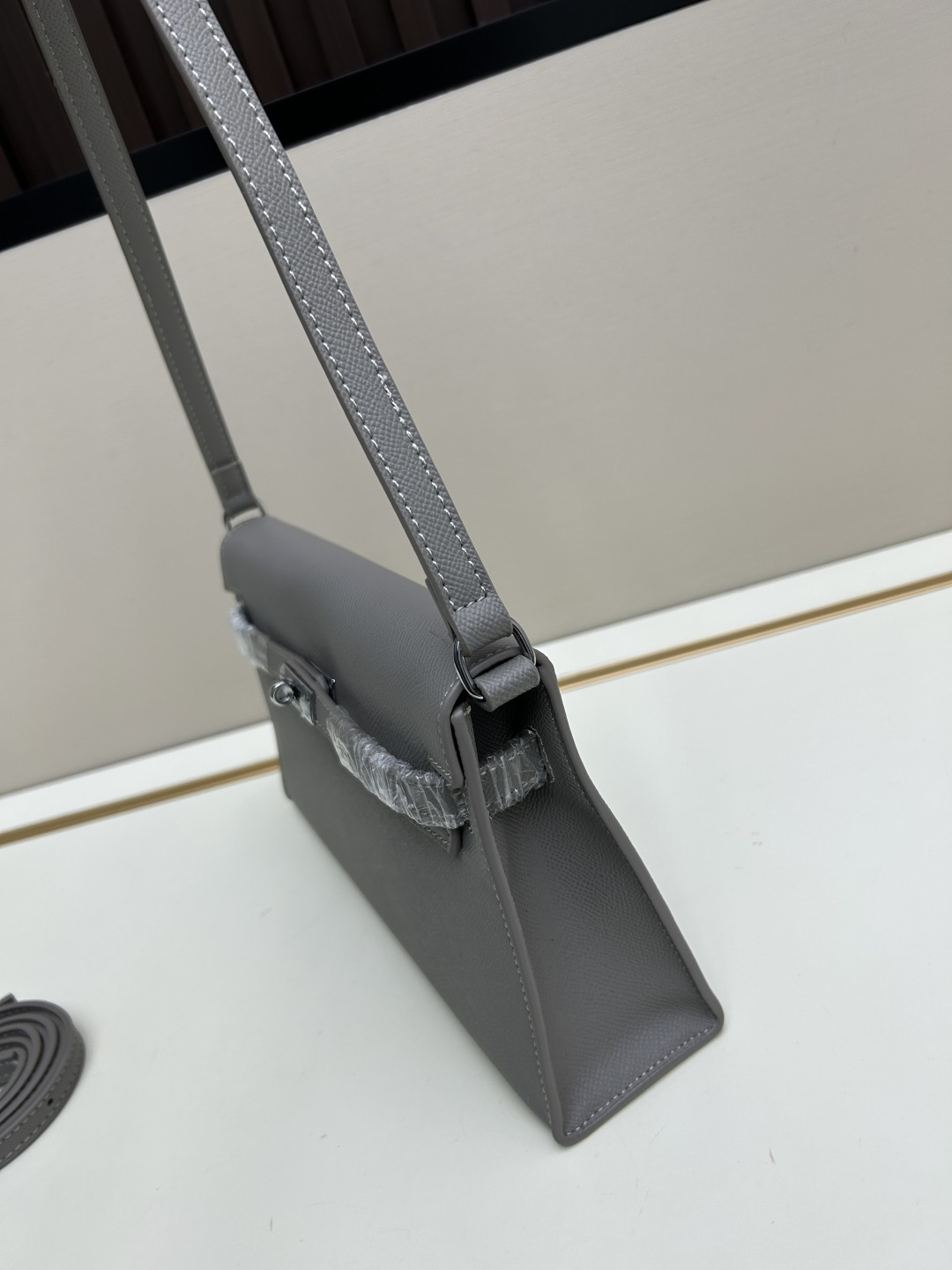 批260💰 手掌纹银扣 CDIWRI&KARI凯莉包✨真皮法棍姐妹们快看这个CDIWRI&KARI的凯莉包！一背上身整个人都优雅起来了💃✨真皮质感绝绝子
elan腋下包的设计真的太懂女生了 既时髦又实用🌟👜版型超级挺括不会软塌塌
真皮材质摸起来超级柔软 而且很有光泽感 完全不像几百块的包包💫👛五金细节也很精致
可以单肩也可以斜挎 两种背法都超级好看 法棍包的造型真的太经典了👗💖
容量设计得很合理 日常出门的手机口红钥匙都能装下 逛街约会都够用📱💄
搭配西装外套显得干练利落 搭配连衣裙又很温柔 真的是百搭神器呀🛍️🌸
尺寸 27cm*7cm*15cm
款号KL27 银扣 8896