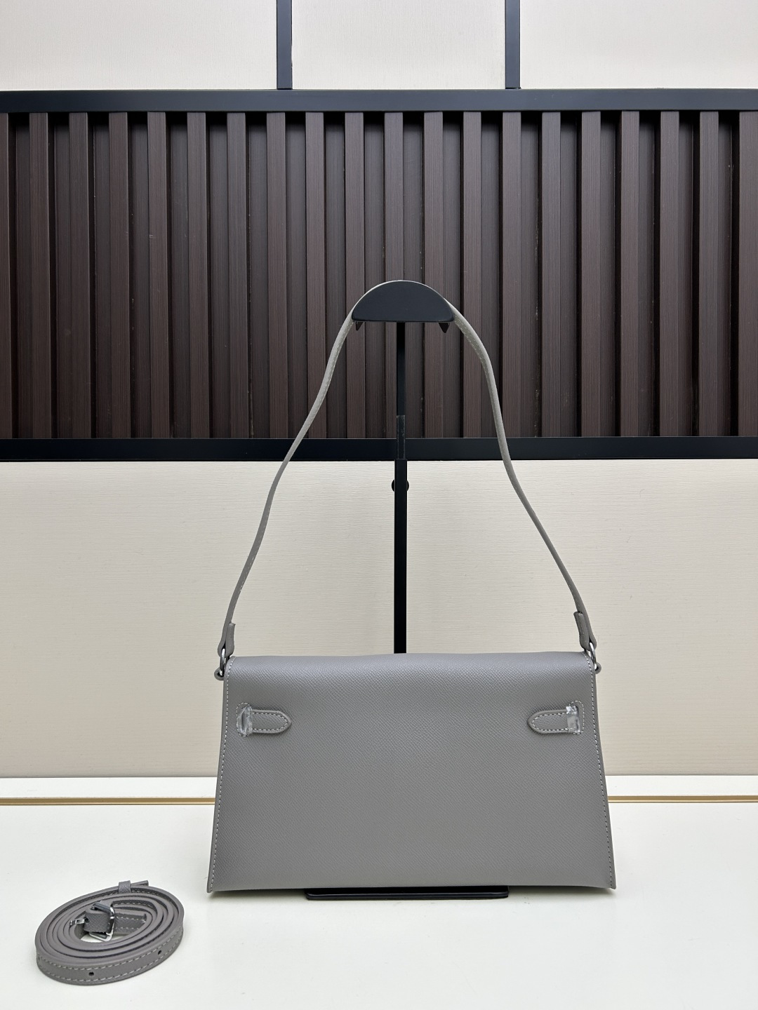 批260💰 手掌纹银扣 CDIWRI&KARI凯莉包✨真皮法棍姐妹们快看这个CDIWRI&KARI的凯莉包！一背上身整个人都优雅起来了💃✨真皮质感绝绝子
elan腋下包的设计真的太懂女生了 既时髦又实用🌟👜版型超级挺括不会软塌塌
真皮材质摸起来超级柔软 而且很有光泽感 完全不像几百块的包包💫👛五金细节也很精致
可以单肩也可以斜挎 两种背法都超级好看 法棍包的造型真的太经典了👗💖
容量设计得很合理 日常出门的手机口红钥匙都能装下 逛街约会都够用📱💄
搭配西装外套显得干练利落 搭配连衣裙又很温柔 真的是百搭神器呀🛍️🌸
尺寸 27cm*7cm*15cm
款号KL27 银扣 8896