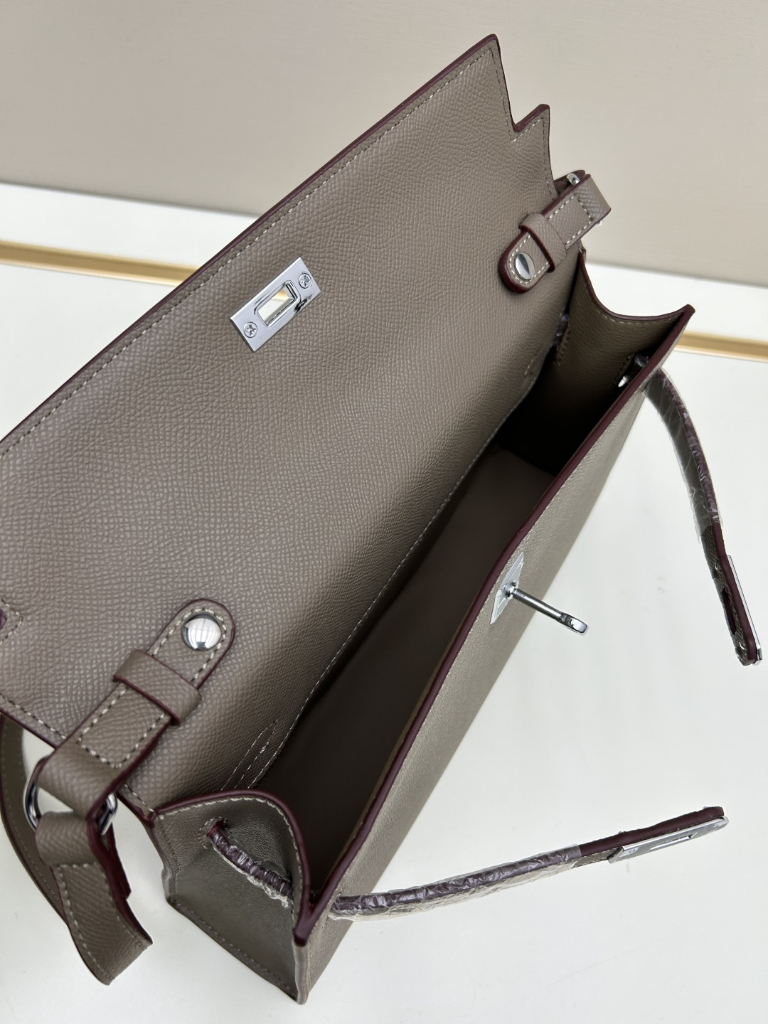 批260💰 手掌纹银扣 CDIWRI&KARI凯莉包✨真皮法棍姐妹们快看这个CDIWRI&KARI的凯莉包！一背上身整个人都优雅起来了💃✨真皮质感绝绝子
elan腋下包的设计真的太懂女生了 既时髦又实用🌟👜版型超级挺括不会软塌塌
真皮材质摸起来超级柔软 而且很有光泽感 完全不像几百块的包包💫👛五金细节也很精致
可以单肩也可以斜挎 两种背法都超级好看 法棍包的造型真的太经典了👗💖
容量设计得很合理 日常出门的手机口红钥匙都能装下 逛街约会都够用📱💄
搭配西装外套显得干练利落 搭配连衣裙又很温柔 真的是百搭神器呀🛍️🌸
尺寸 27cm*7cm*15cm
款号KL27 银扣 8896