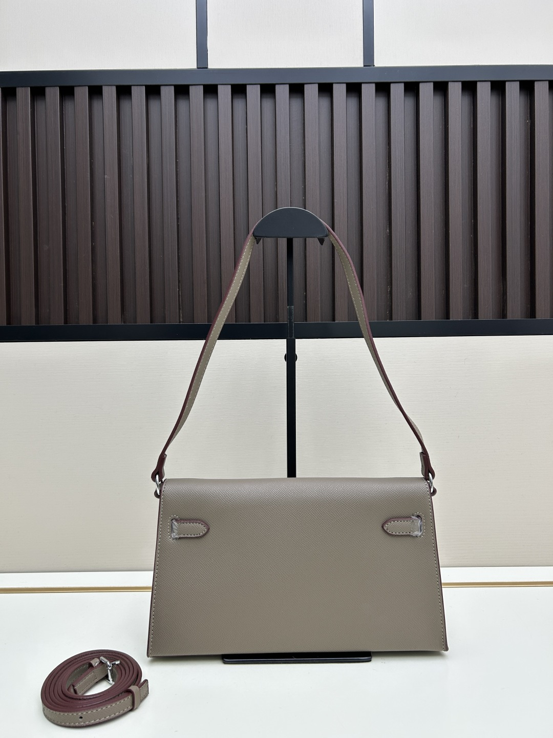 批260💰 手掌纹银扣 CDIWRI&KARI凯莉包✨真皮法棍姐妹们快看这个CDIWRI&KARI的凯莉包！一背上身整个人都优雅起来了💃✨真皮质感绝绝子
elan腋下包的设计真的太懂女生了 既时髦又实用🌟👜版型超级挺括不会软塌塌
真皮材质摸起来超级柔软 而且很有光泽感 完全不像几百块的包包💫👛五金细节也很精致
可以单肩也可以斜挎 两种背法都超级好看 法棍包的造型真的太经典了👗💖
容量设计得很合理 日常出门的手机口红钥匙都能装下 逛街约会都够用📱💄
搭配西装外套显得干练利落 搭配连衣裙又很温柔 真的是百搭神器呀🛍️🌸
尺寸 27cm*7cm*15cm
款号KL27 银扣 8896