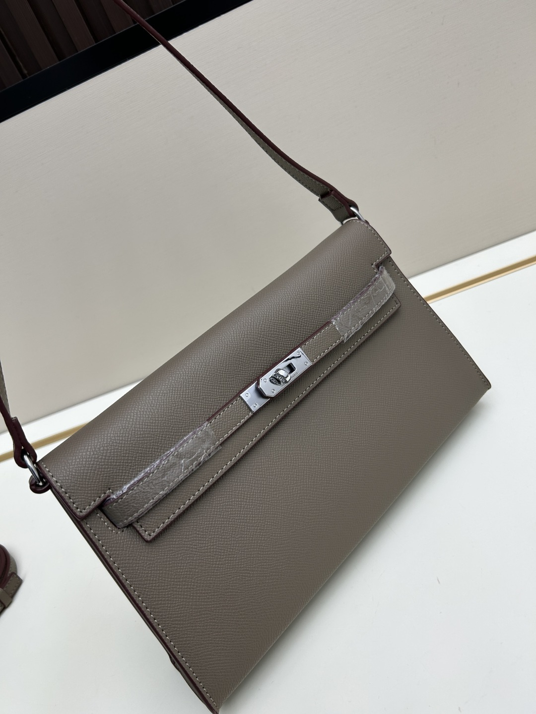 批260💰 手掌纹银扣 CDIWRI&KARI凯莉包✨真皮法棍姐妹们快看这个CDIWRI&KARI的凯莉包！一背上身整个人都优雅起来了💃✨真皮质感绝绝子
elan腋下包的设计真的太懂女生了 既时髦又实用🌟👜版型超级挺括不会软塌塌
真皮材质摸起来超级柔软 而且很有光泽感 完全不像几百块的包包💫👛五金细节也很精致
可以单肩也可以斜挎 两种背法都超级好看 法棍包的造型真的太经典了👗💖
容量设计得很合理 日常出门的手机口红钥匙都能装下 逛街约会都够用📱💄
搭配西装外套显得干练利落 搭配连衣裙又很温柔 真的是百搭神器呀🛍️🌸
尺寸 27cm*7cm*15cm
款号KL27 银扣 8896