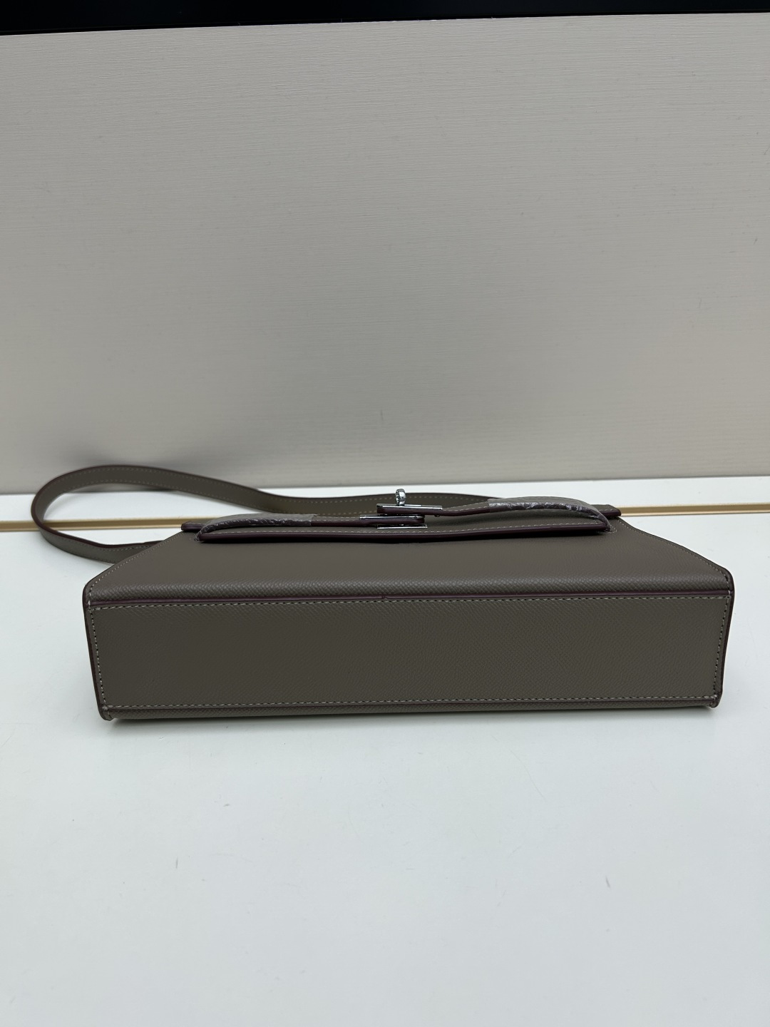 批260💰 手掌纹银扣 CDIWRI&KARI凯莉包✨真皮法棍姐妹们快看这个CDIWRI&KARI的凯莉包！一背上身整个人都优雅起来了💃✨真皮质感绝绝子
elan腋下包的设计真的太懂女生了 既时髦又实用🌟👜版型超级挺括不会软塌塌
真皮材质摸起来超级柔软 而且很有光泽感 完全不像几百块的包包💫👛五金细节也很精致
可以单肩也可以斜挎 两种背法都超级好看 法棍包的造型真的太经典了👗💖
容量设计得很合理 日常出门的手机口红钥匙都能装下 逛街约会都够用📱💄
搭配西装外套显得干练利落 搭配连衣裙又很温柔 真的是百搭神器呀🛍️🌸
尺寸 27cm*7cm*15cm
款号KL27 银扣 8896