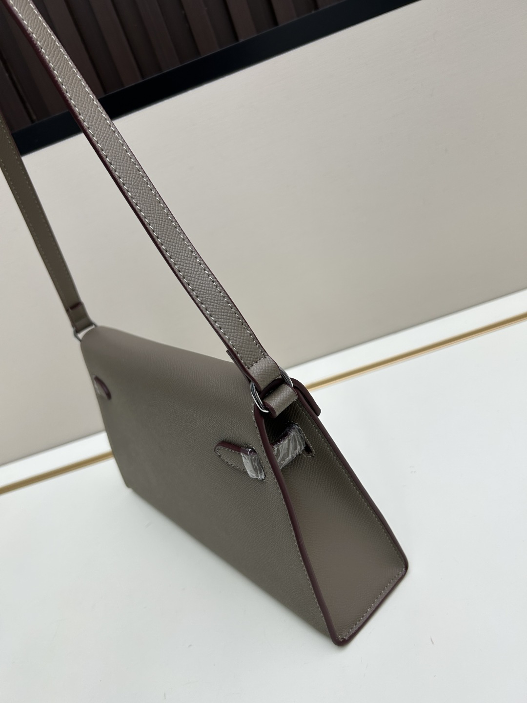 批260💰 手掌纹银扣 CDIWRI&KARI凯莉包✨真皮法棍姐妹们快看这个CDIWRI&KARI的凯莉包！一背上身整个人都优雅起来了💃✨真皮质感绝绝子
elan腋下包的设计真的太懂女生了 既时髦又实用🌟👜版型超级挺括不会软塌塌
真皮材质摸起来超级柔软 而且很有光泽感 完全不像几百块的包包💫👛五金细节也很精致
可以单肩也可以斜挎 两种背法都超级好看 法棍包的造型真的太经典了👗💖
容量设计得很合理 日常出门的手机口红钥匙都能装下 逛街约会都够用📱💄
搭配西装外套显得干练利落 搭配连衣裙又很温柔 真的是百搭神器呀🛍️🌸
尺寸 27cm*7cm*15cm
款号KL27 银扣 8896