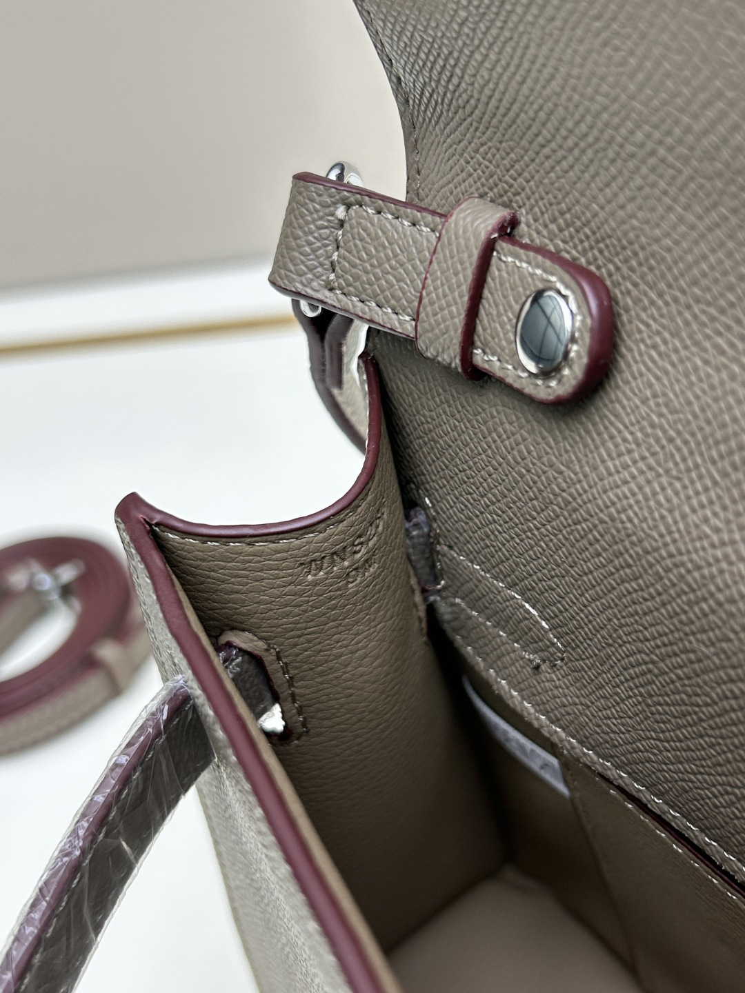 批260💰 手掌纹银扣 CDIWRI&KARI凯莉包✨真皮法棍姐妹们快看这个CDIWRI&KARI的凯莉包！一背上身整个人都优雅起来了💃✨真皮质感绝绝子
elan腋下包的设计真的太懂女生了 既时髦又实用🌟👜版型超级挺括不会软塌塌
真皮材质摸起来超级柔软 而且很有光泽感 完全不像几百块的包包💫👛五金细节也很精致
可以单肩也可以斜挎 两种背法都超级好看 法棍包的造型真的太经典了👗💖
容量设计得很合理 日常出门的手机口红钥匙都能装下 逛街约会都够用📱💄
搭配西装外套显得干练利落 搭配连衣裙又很温柔 真的是百搭神器呀🛍️🌸
尺寸 27cm*7cm*15cm
款号KL27 银扣 8896