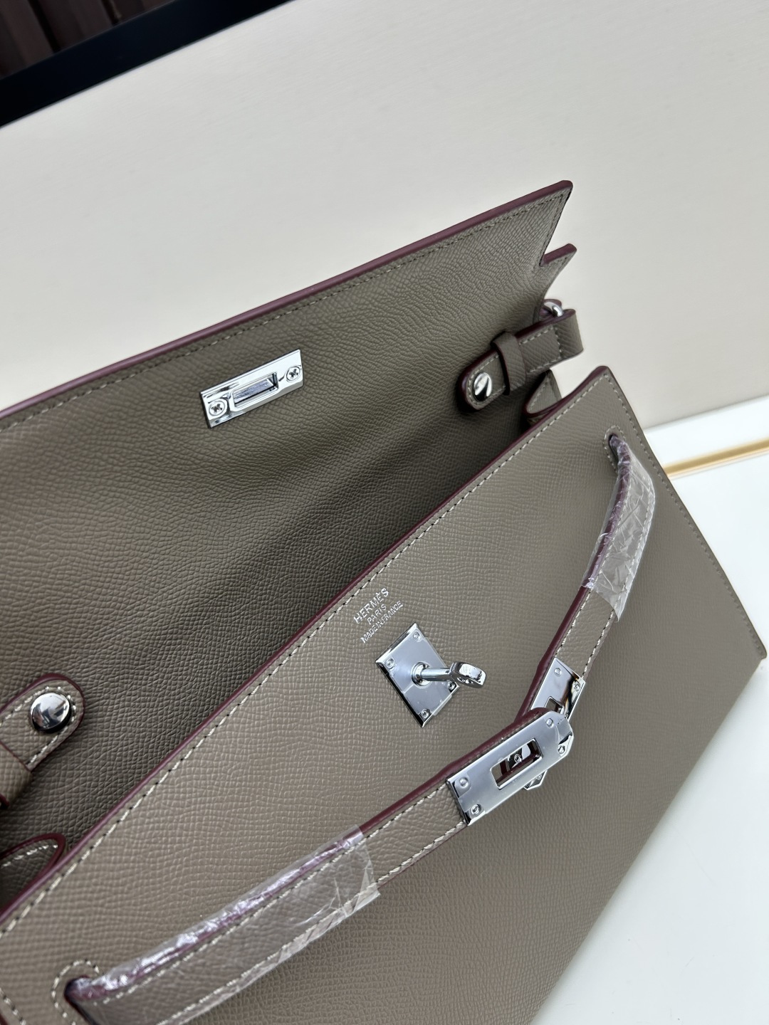 批260💰 手掌纹银扣 CDIWRI&KARI凯莉包✨真皮法棍姐妹们快看这个CDIWRI&KARI的凯莉包！一背上身整个人都优雅起来了💃✨真皮质感绝绝子
elan腋下包的设计真的太懂女生了 既时髦又实用🌟👜版型超级挺括不会软塌塌
真皮材质摸起来超级柔软 而且很有光泽感 完全不像几百块的包包💫👛五金细节也很精致
可以单肩也可以斜挎 两种背法都超级好看 法棍包的造型真的太经典了👗💖
容量设计得很合理 日常出门的手机口红钥匙都能装下 逛街约会都够用📱💄
搭配西装外套显得干练利落 搭配连衣裙又很温柔 真的是百搭神器呀🛍️🌸
尺寸 27cm*7cm*15cm
款号KL27 银扣 8896