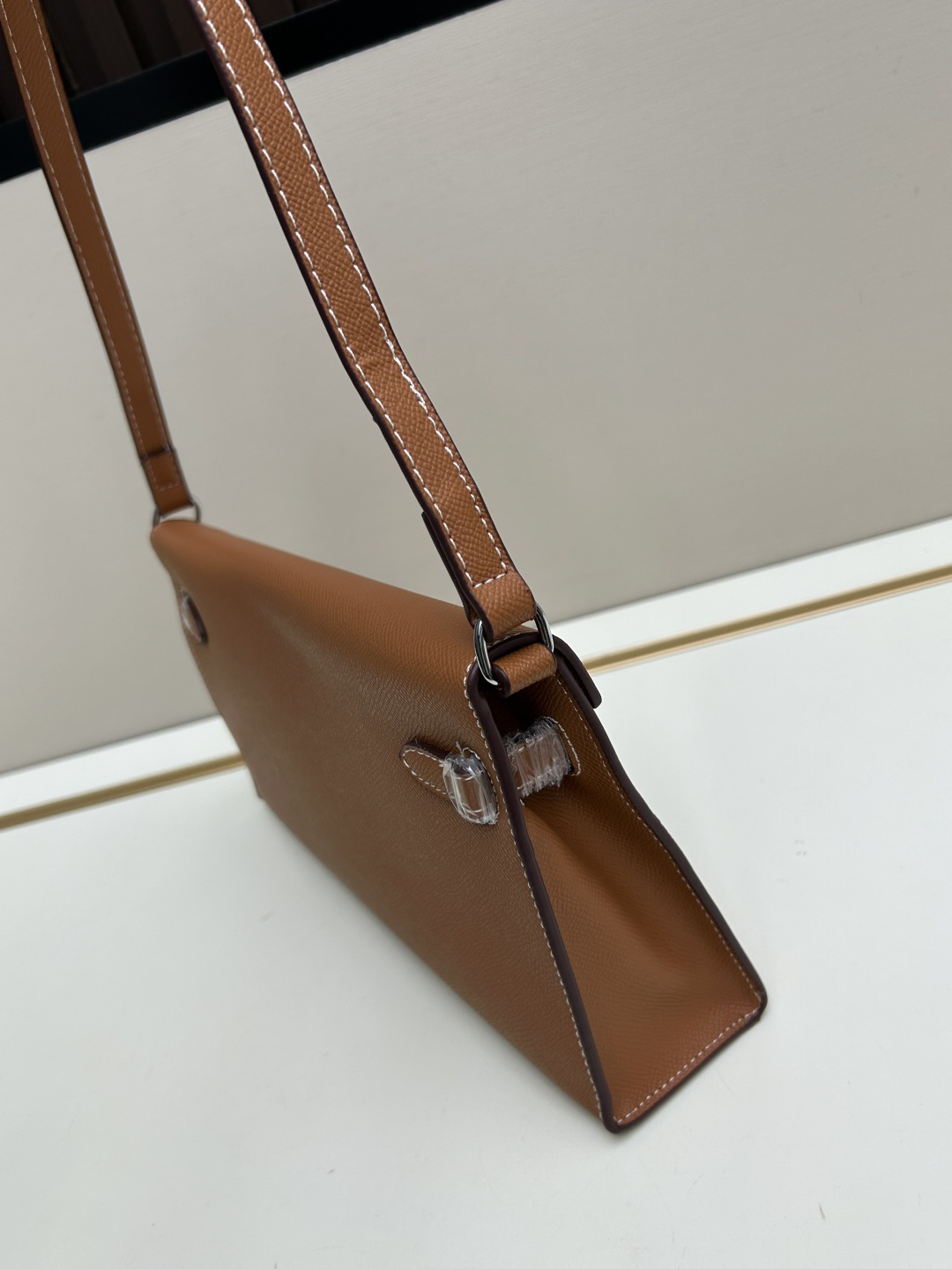 批260💰 手掌纹银扣 CDIWRI&KARI凯莉包✨真皮法棍姐妹们快看这个CDIWRI&KARI的凯莉包！一背上身整个人都优雅起来了💃✨真皮质感绝绝子
elan腋下包的设计真的太懂女生了 既时髦又实用🌟👜版型超级挺括不会软塌塌
真皮材质摸起来超级柔软 而且很有光泽感 完全不像几百块的包包💫👛五金细节也很精致
可以单肩也可以斜挎 两种背法都超级好看 法棍包的造型真的太经典了👗💖
容量设计得很合理 日常出门的手机口红钥匙都能装下 逛街约会都够用📱💄
搭配西装外套显得干练利落 搭配连衣裙又很温柔 真的是百搭神器呀🛍️🌸
尺寸 27cm*7cm*15cm
款号KL27 银扣 8896