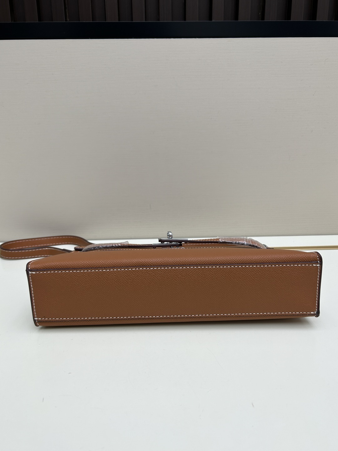 批260💰 手掌纹银扣 CDIWRI&KARI凯莉包✨真皮法棍姐妹们快看这个CDIWRI&KARI的凯莉包！一背上身整个人都优雅起来了💃✨真皮质感绝绝子
elan腋下包的设计真的太懂女生了 既时髦又实用🌟👜版型超级挺括不会软塌塌
真皮材质摸起来超级柔软 而且很有光泽感 完全不像几百块的包包💫👛五金细节也很精致
可以单肩也可以斜挎 两种背法都超级好看 法棍包的造型真的太经典了👗💖
容量设计得很合理 日常出门的手机口红钥匙都能装下 逛街约会都够用📱💄
搭配西装外套显得干练利落 搭配连衣裙又很温柔 真的是百搭神器呀🛍️🌸
尺寸 27cm*7cm*15cm
款号KL27 银扣 8896