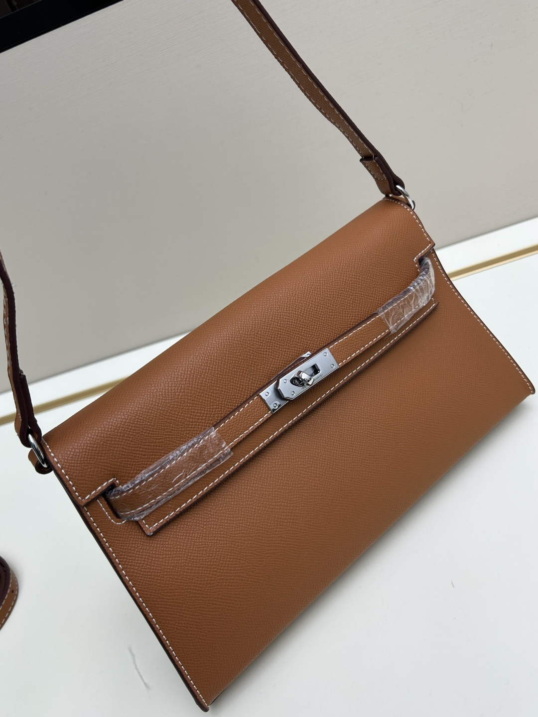 批260💰 手掌纹银扣 CDIWRI&KARI凯莉包✨真皮法棍姐妹们快看这个CDIWRI&KARI的凯莉包！一背上身整个人都优雅起来了💃✨真皮质感绝绝子
elan腋下包的设计真的太懂女生了 既时髦又实用🌟👜版型超级挺括不会软塌塌
真皮材质摸起来超级柔软 而且很有光泽感 完全不像几百块的包包💫👛五金细节也很精致
可以单肩也可以斜挎 两种背法都超级好看 法棍包的造型真的太经典了👗💖
容量设计得很合理 日常出门的手机口红钥匙都能装下 逛街约会都够用📱💄
搭配西装外套显得干练利落 搭配连衣裙又很温柔 真的是百搭神器呀🛍️🌸
尺寸 27cm*7cm*15cm
款号KL27 银扣 8896