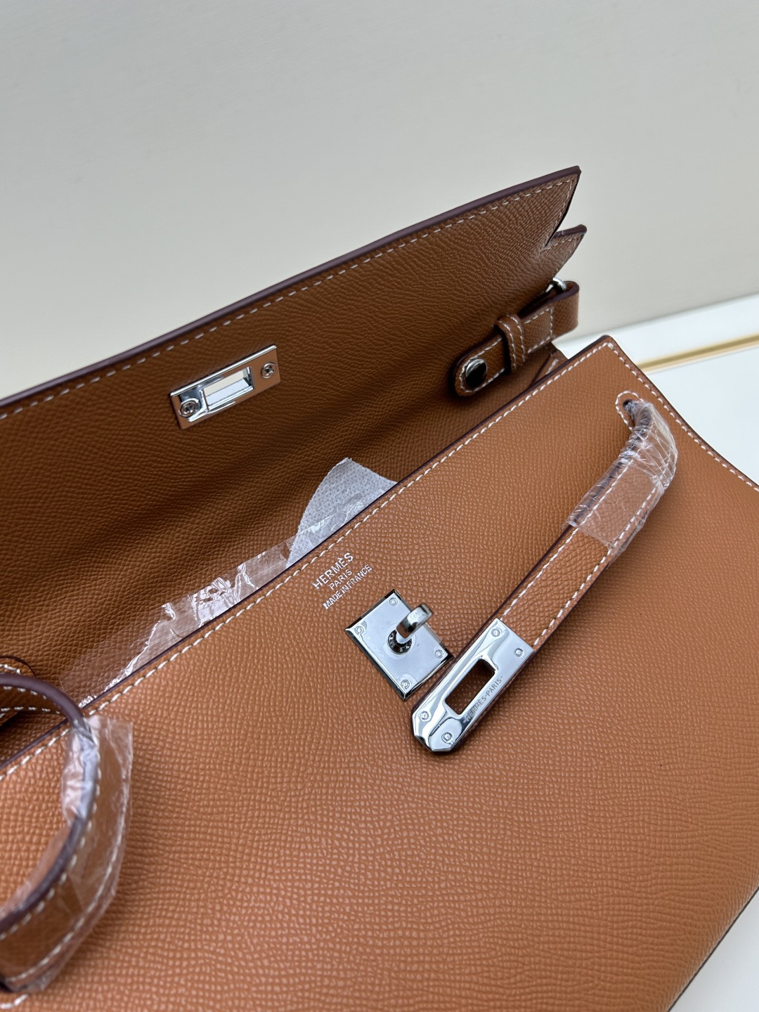 批260💰 手掌纹银扣 CDIWRI&KARI凯莉包✨真皮法棍姐妹们快看这个CDIWRI&KARI的凯莉包！一背上身整个人都优雅起来了💃✨真皮质感绝绝子
elan腋下包的设计真的太懂女生了 既时髦又实用🌟👜版型超级挺括不会软塌塌
真皮材质摸起来超级柔软 而且很有光泽感 完全不像几百块的包包💫👛五金细节也很精致
可以单肩也可以斜挎 两种背法都超级好看 法棍包的造型真的太经典了👗💖
容量设计得很合理 日常出门的手机口红钥匙都能装下 逛街约会都够用📱💄
搭配西装外套显得干练利落 搭配连衣裙又很温柔 真的是百搭神器呀🛍️🌸
尺寸 27cm*7cm*15cm
款号KL27 银扣 8896