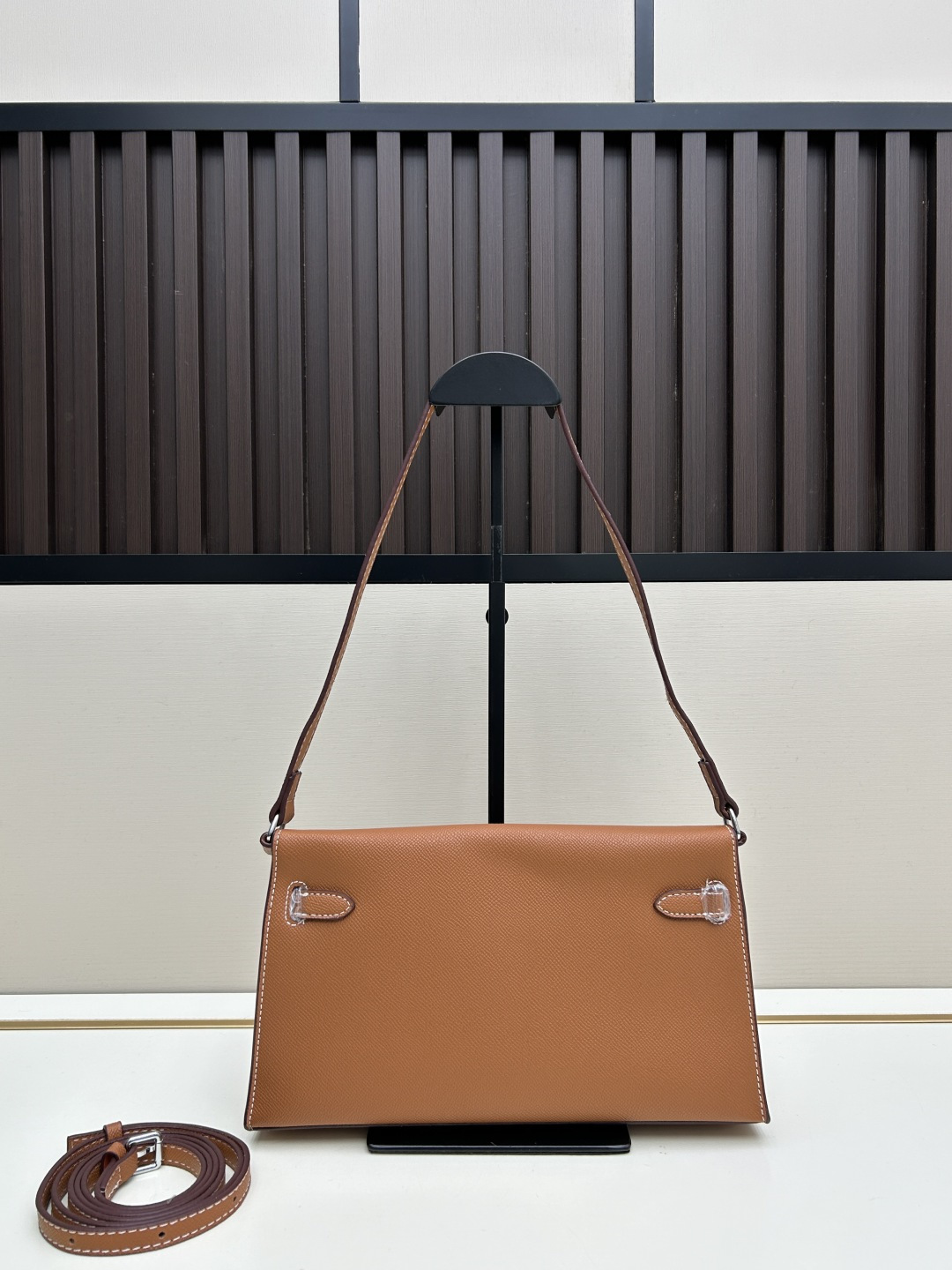 批260💰 手掌纹银扣 CDIWRI&KARI凯莉包✨真皮法棍姐妹们快看这个CDIWRI&KARI的凯莉包！一背上身整个人都优雅起来了💃✨真皮质感绝绝子
elan腋下包的设计真的太懂女生了 既时髦又实用🌟👜版型超级挺括不会软塌塌
真皮材质摸起来超级柔软 而且很有光泽感 完全不像几百块的包包💫👛五金细节也很精致
可以单肩也可以斜挎 两种背法都超级好看 法棍包的造型真的太经典了👗💖
容量设计得很合理 日常出门的手机口红钥匙都能装下 逛街约会都够用📱💄
搭配西装外套显得干练利落 搭配连衣裙又很温柔 真的是百搭神器呀🛍️🌸
尺寸 27cm*7cm*15cm
款号KL27 银扣 8896