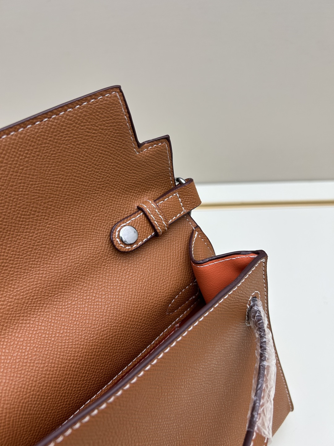 批260💰 手掌纹银扣 CDIWRI&KARI凯莉包✨真皮法棍姐妹们快看这个CDIWRI&KARI的凯莉包！一背上身整个人都优雅起来了💃✨真皮质感绝绝子
elan腋下包的设计真的太懂女生了 既时髦又实用🌟👜版型超级挺括不会软塌塌
真皮材质摸起来超级柔软 而且很有光泽感 完全不像几百块的包包💫👛五金细节也很精致
可以单肩也可以斜挎 两种背法都超级好看 法棍包的造型真的太经典了👗💖
容量设计得很合理 日常出门的手机口红钥匙都能装下 逛街约会都够用📱💄
搭配西装外套显得干练利落 搭配连衣裙又很温柔 真的是百搭神器呀🛍️🌸
尺寸 27cm*7cm*15cm
款号KL27 银扣 8896