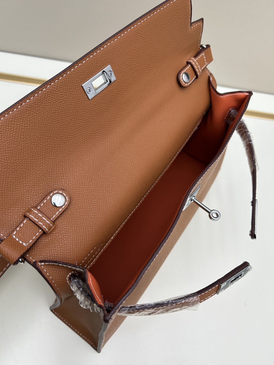 批260💰 手掌纹银扣 CDIWRI&KARI凯莉包✨真皮法棍姐妹们快看这个CDIWRI&KARI的凯莉包！一背上身整个人都优雅起来了💃✨真皮质感绝绝子
elan腋下包的设计真的太懂女生了 既时髦又实用🌟👜版型超级挺括不会软塌塌
真皮材质摸起来超级柔软 而且很有光泽感 完全不像几百块的包包💫👛五金细节也很精致
可以单肩也可以斜挎 两种背法都超级好看 法棍包的造型真的太经典了👗💖
容量设计得很合理 日常出门的手机口红钥匙都能装下 逛街约会都够用📱💄
搭配西装外套显得干练利落 搭配连衣裙又很温柔 真的是百搭神器呀🛍️🌸
尺寸 27cm*7cm*15cm
款号KL27 银扣 8896