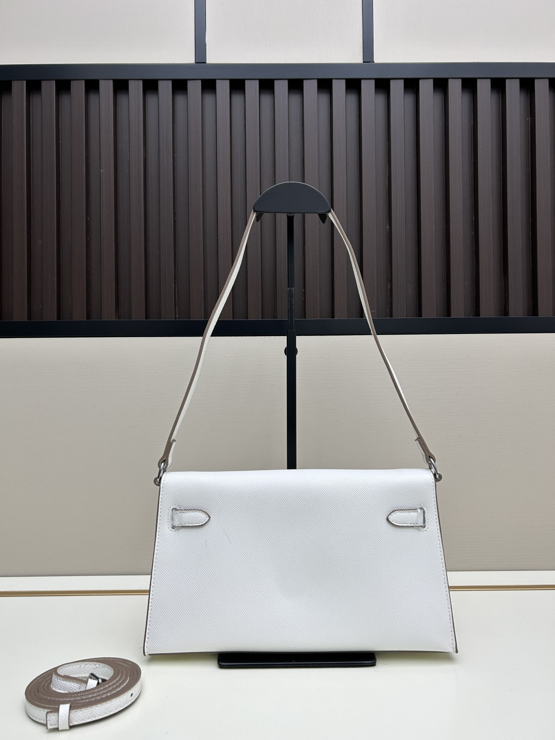 批260💰 手掌纹银扣 CDIWRI&KARI凯莉包✨真皮法棍姐妹们快看这个CDIWRI&KARI的凯莉包！一背上身整个人都优雅起来了💃✨真皮质感绝绝子
elan腋下包的设计真的太懂女生了 既时髦又实用🌟👜版型超级挺括不会软塌塌
真皮材质摸起来超级柔软 而且很有光泽感 完全不像几百块的包包💫👛五金细节也很精致
可以单肩也可以斜挎 两种背法都超级好看 法棍包的造型真的太经典了👗💖
容量设计得很合理 日常出门的手机口红钥匙都能装下 逛街约会都够用📱💄
搭配西装外套显得干练利落 搭配连衣裙又很温柔 真的是百搭神器呀🛍️🌸
尺寸 27cm*7cm*15cm
款号KL27 银扣 8896