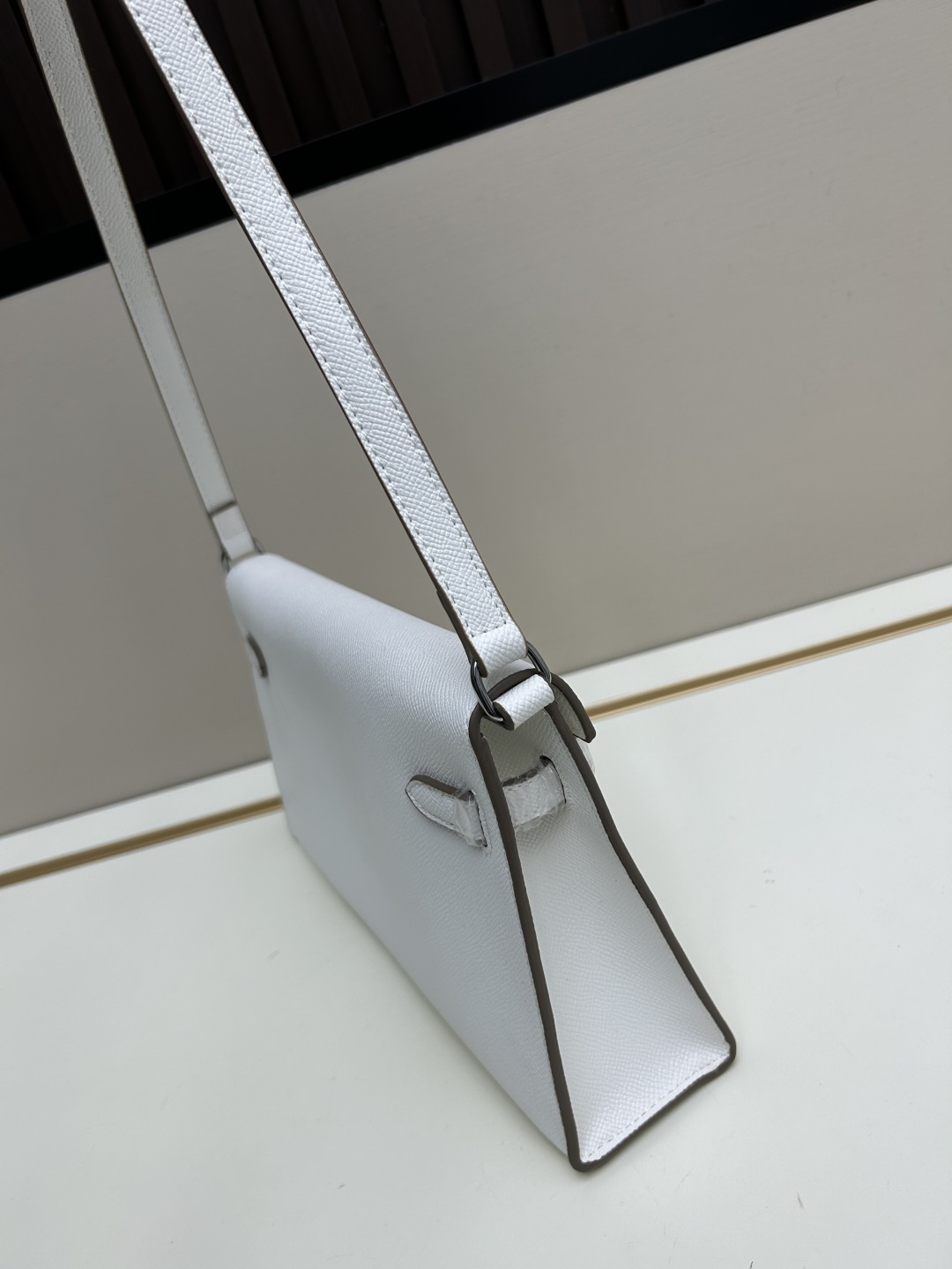 批260💰 手掌纹银扣 CDIWRI&KARI凯莉包✨真皮法棍姐妹们快看这个CDIWRI&KARI的凯莉包！一背上身整个人都优雅起来了💃✨真皮质感绝绝子
elan腋下包的设计真的太懂女生了 既时髦又实用🌟👜版型超级挺括不会软塌塌
真皮材质摸起来超级柔软 而且很有光泽感 完全不像几百块的包包💫👛五金细节也很精致
可以单肩也可以斜挎 两种背法都超级好看 法棍包的造型真的太经典了👗💖
容量设计得很合理 日常出门的手机口红钥匙都能装下 逛街约会都够用📱💄
搭配西装外套显得干练利落 搭配连衣裙又很温柔 真的是百搭神器呀🛍️🌸
尺寸 27cm*7cm*15cm
款号KL27 银扣 8896