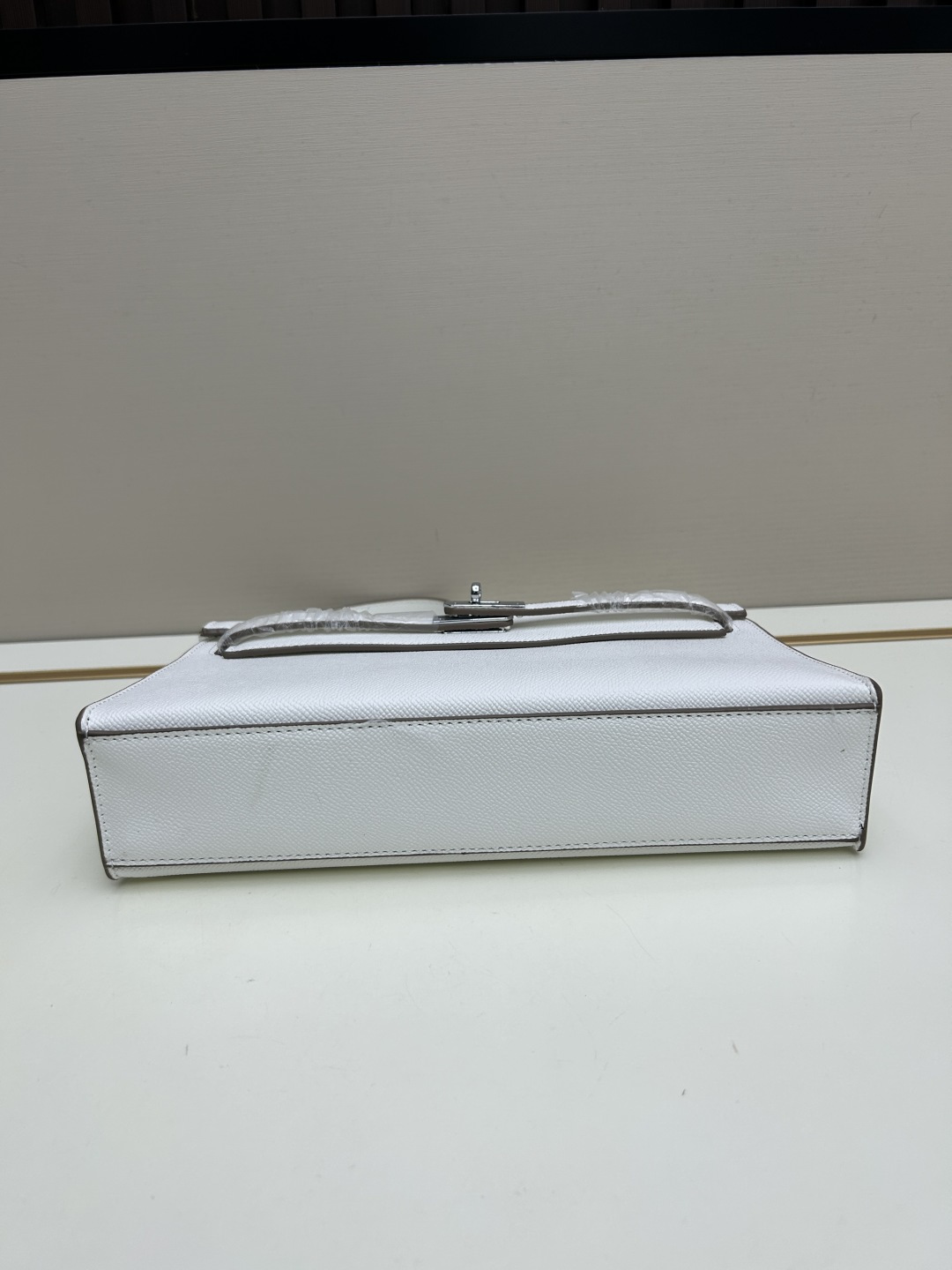 批260💰 手掌纹银扣 CDIWRI&KARI凯莉包✨真皮法棍姐妹们快看这个CDIWRI&KARI的凯莉包！一背上身整个人都优雅起来了💃✨真皮质感绝绝子
elan腋下包的设计真的太懂女生了 既时髦又实用🌟👜版型超级挺括不会软塌塌
真皮材质摸起来超级柔软 而且很有光泽感 完全不像几百块的包包💫👛五金细节也很精致
可以单肩也可以斜挎 两种背法都超级好看 法棍包的造型真的太经典了👗💖
容量设计得很合理 日常出门的手机口红钥匙都能装下 逛街约会都够用📱💄
搭配西装外套显得干练利落 搭配连衣裙又很温柔 真的是百搭神器呀🛍️🌸
尺寸 27cm*7cm*15cm
款号KL27 银扣 8896