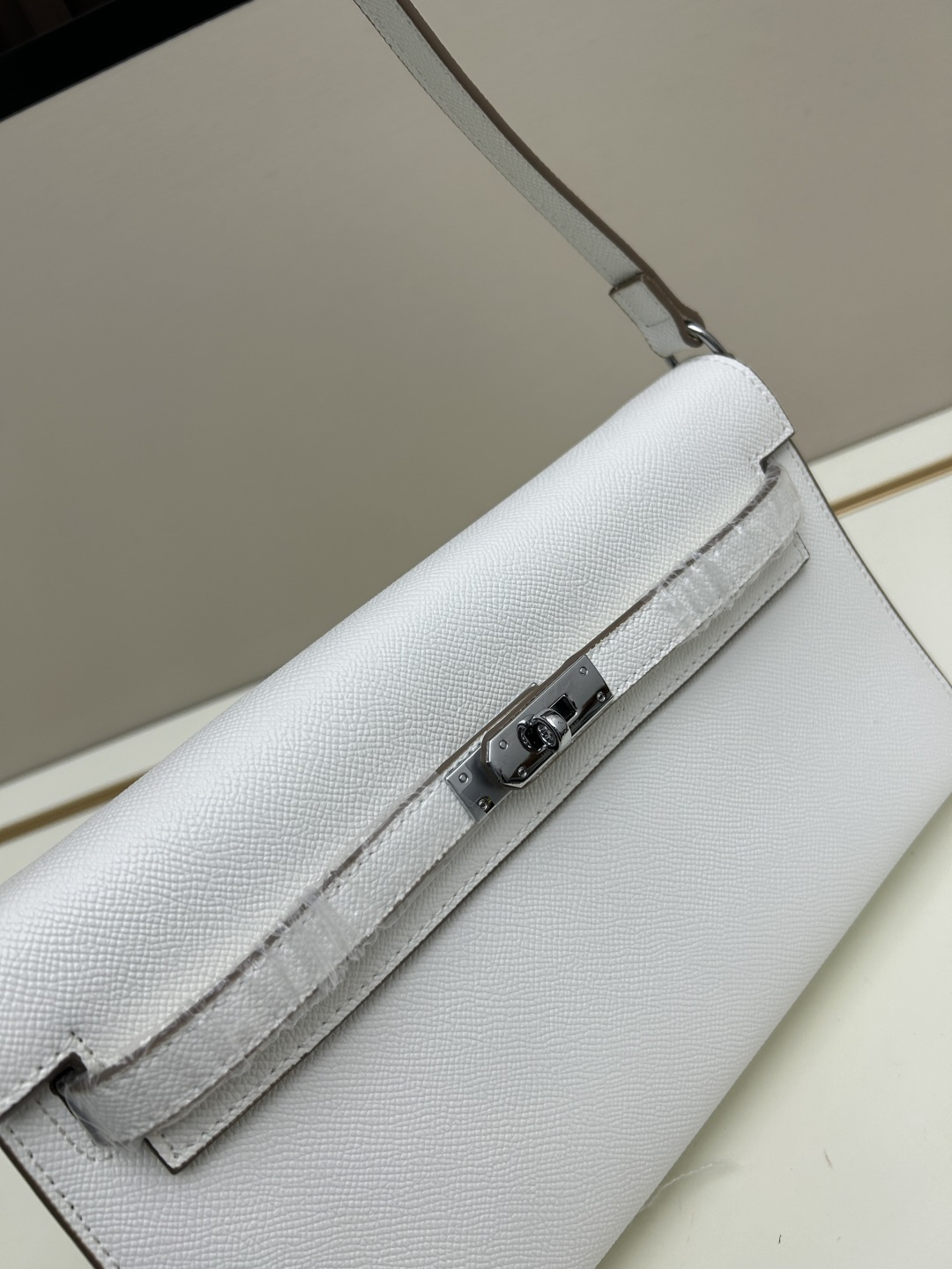 批260💰 手掌纹银扣 CDIWRI&KARI凯莉包✨真皮法棍姐妹们快看这个CDIWRI&KARI的凯莉包！一背上身整个人都优雅起来了💃✨真皮质感绝绝子
elan腋下包的设计真的太懂女生了 既时髦又实用🌟👜版型超级挺括不会软塌塌
真皮材质摸起来超级柔软 而且很有光泽感 完全不像几百块的包包💫👛五金细节也很精致
可以单肩也可以斜挎 两种背法都超级好看 法棍包的造型真的太经典了👗💖
容量设计得很合理 日常出门的手机口红钥匙都能装下 逛街约会都够用📱💄
搭配西装外套显得干练利落 搭配连衣裙又很温柔 真的是百搭神器呀🛍️🌸
尺寸 27cm*7cm*15cm
款号KL27 银扣 8896