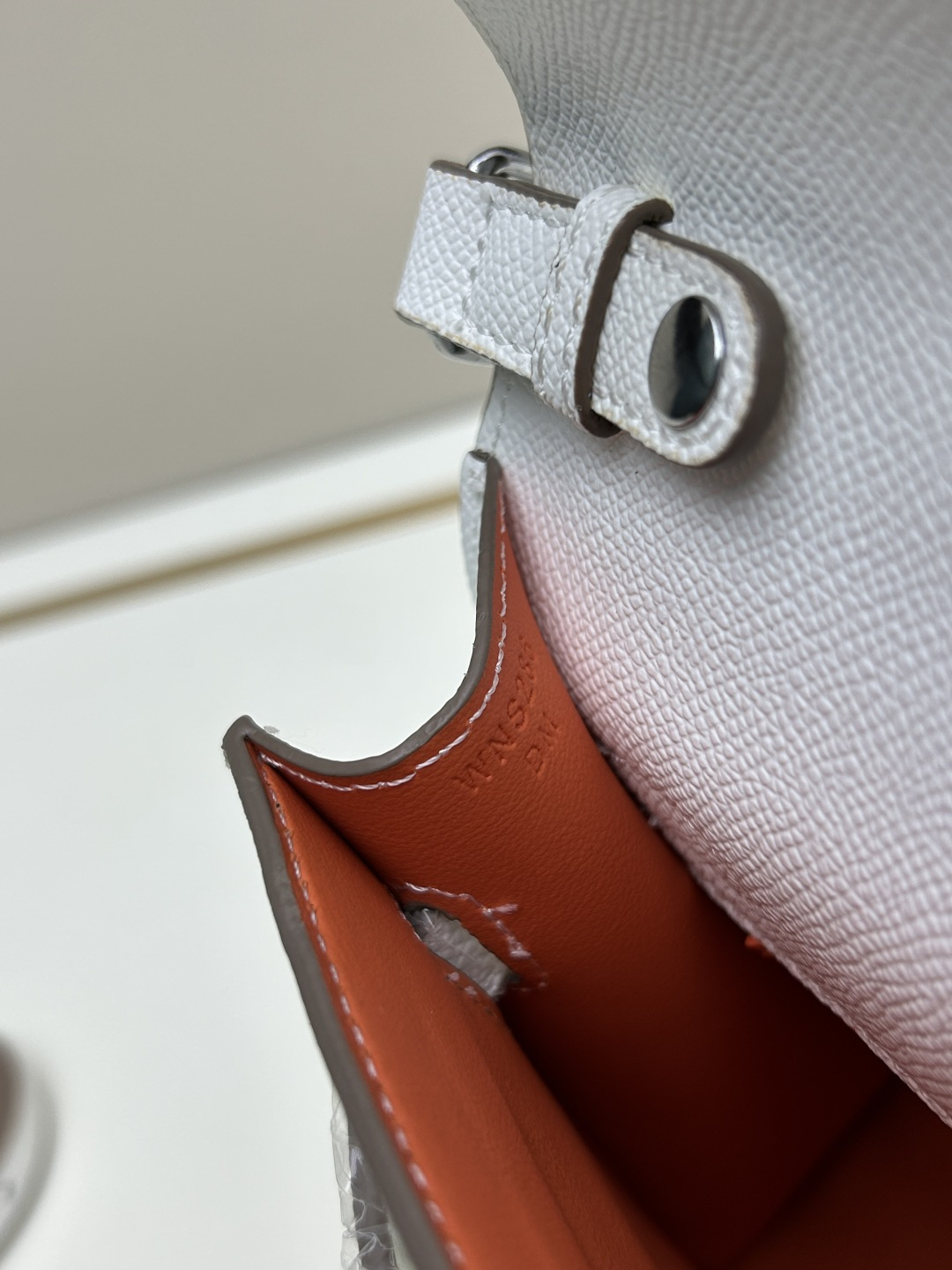 批260💰 手掌纹银扣 CDIWRI&KARI凯莉包✨真皮法棍姐妹们快看这个CDIWRI&KARI的凯莉包！一背上身整个人都优雅起来了💃✨真皮质感绝绝子
elan腋下包的设计真的太懂女生了 既时髦又实用🌟👜版型超级挺括不会软塌塌
真皮材质摸起来超级柔软 而且很有光泽感 完全不像几百块的包包💫👛五金细节也很精致
可以单肩也可以斜挎 两种背法都超级好看 法棍包的造型真的太经典了👗💖
容量设计得很合理 日常出门的手机口红钥匙都能装下 逛街约会都够用📱💄
搭配西装外套显得干练利落 搭配连衣裙又很温柔 真的是百搭神器呀🛍️🌸
尺寸 27cm*7cm*15cm
款号KL27 银扣 8896