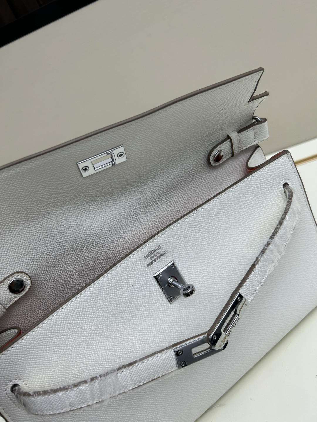 批260💰 手掌纹银扣 CDIWRI&KARI凯莉包✨真皮法棍姐妹们快看这个CDIWRI&KARI的凯莉包！一背上身整个人都优雅起来了💃✨真皮质感绝绝子
elan腋下包的设计真的太懂女生了 既时髦又实用🌟👜版型超级挺括不会软塌塌
真皮材质摸起来超级柔软 而且很有光泽感 完全不像几百块的包包💫👛五金细节也很精致
可以单肩也可以斜挎 两种背法都超级好看 法棍包的造型真的太经典了👗💖
容量设计得很合理 日常出门的手机口红钥匙都能装下 逛街约会都够用📱💄
搭配西装外套显得干练利落 搭配连衣裙又很温柔 真的是百搭神器呀🛍️🌸
尺寸 27cm*7cm*15cm
款号KL27 银扣 8896