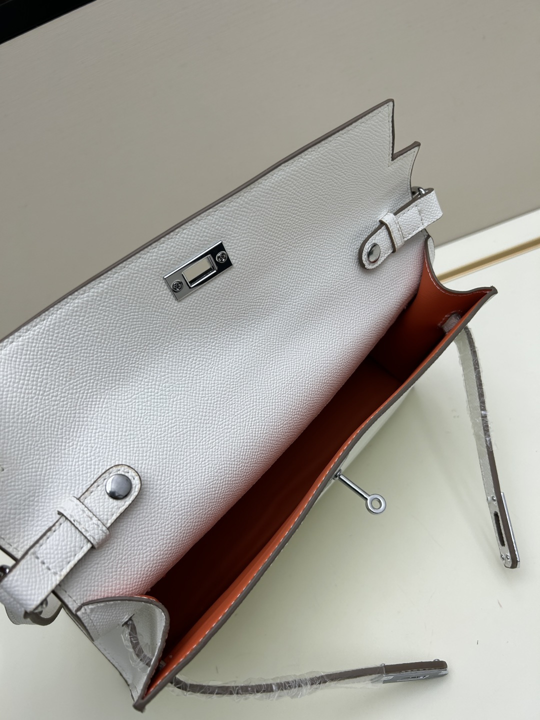 批260💰 手掌纹银扣 CDIWRI&KARI凯莉包✨真皮法棍姐妹们快看这个CDIWRI&KARI的凯莉包！一背上身整个人都优雅起来了💃✨真皮质感绝绝子
elan腋下包的设计真的太懂女生了 既时髦又实用🌟👜版型超级挺括不会软塌塌
真皮材质摸起来超级柔软 而且很有光泽感 完全不像几百块的包包💫👛五金细节也很精致
可以单肩也可以斜挎 两种背法都超级好看 法棍包的造型真的太经典了👗💖
容量设计得很合理 日常出门的手机口红钥匙都能装下 逛街约会都够用📱💄
搭配西装外套显得干练利落 搭配连衣裙又很温柔 真的是百搭神器呀🛍️🌸
尺寸 27cm*7cm*15cm
款号KL27 银扣 8896