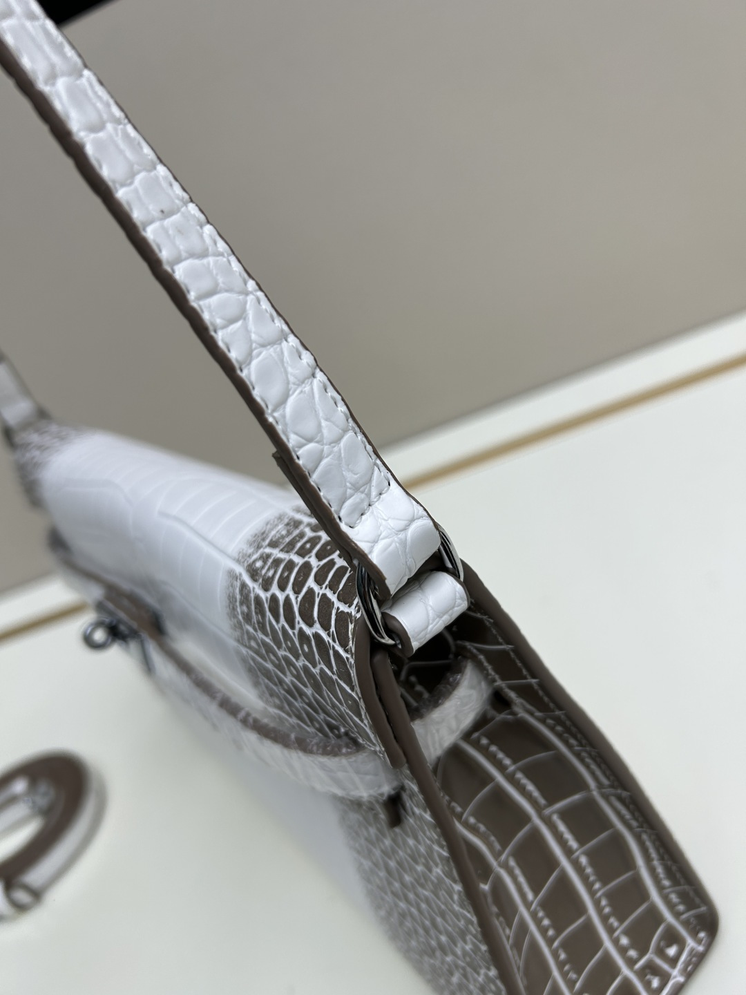 批260💰 手掌纹银扣 CDIWRI&KARI凯莉包✨真皮法棍姐妹们快看这个CDIWRI&KARI的凯莉包！一背上身整个人都优雅起来了💃✨真皮质感绝绝子
elan腋下包的设计真的太懂女生了 既时髦又实用🌟👜版型超级挺括不会软塌塌
真皮材质摸起来超级柔软 而且很有光泽感 完全不像几百块的包包💫👛五金细节也很精致
可以单肩也可以斜挎 两种背法都超级好看 法棍包的造型真的太经典了👗💖
容量设计得很合理 日常出门的手机口红钥匙都能装下 逛街约会都够用📱💄
搭配西装外套显得干练利落 搭配连衣裙又很温柔 真的是百搭神器呀🛍️🌸
尺寸 27cm*7cm*15cm
款号KL27 银扣 8896