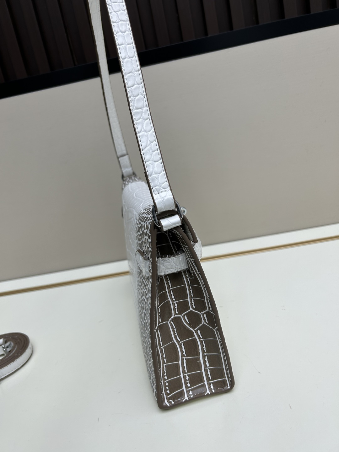 批260💰 手掌纹银扣 CDIWRI&KARI凯莉包✨真皮法棍姐妹们快看这个CDIWRI&KARI的凯莉包！一背上身整个人都优雅起来了💃✨真皮质感绝绝子
elan腋下包的设计真的太懂女生了 既时髦又实用🌟👜版型超级挺括不会软塌塌
真皮材质摸起来超级柔软 而且很有光泽感 完全不像几百块的包包💫👛五金细节也很精致
可以单肩也可以斜挎 两种背法都超级好看 法棍包的造型真的太经典了👗💖
容量设计得很合理 日常出门的手机口红钥匙都能装下 逛街约会都够用📱💄
搭配西装外套显得干练利落 搭配连衣裙又很温柔 真的是百搭神器呀🛍️🌸
尺寸 27cm*7cm*15cm
款号KL27 银扣 8896