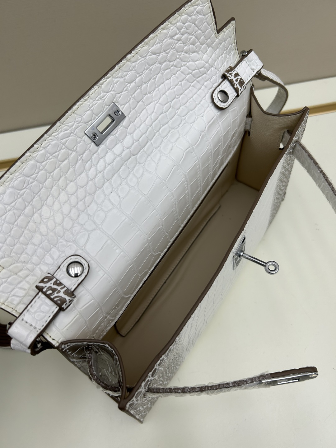 批260💰 手掌纹银扣 CDIWRI&KARI凯莉包✨真皮法棍姐妹们快看这个CDIWRI&KARI的凯莉包！一背上身整个人都优雅起来了💃✨真皮质感绝绝子
elan腋下包的设计真的太懂女生了 既时髦又实用🌟👜版型超级挺括不会软塌塌
真皮材质摸起来超级柔软 而且很有光泽感 完全不像几百块的包包💫👛五金细节也很精致
可以单肩也可以斜挎 两种背法都超级好看 法棍包的造型真的太经典了👗💖
容量设计得很合理 日常出门的手机口红钥匙都能装下 逛街约会都够用📱💄
搭配西装外套显得干练利落 搭配连衣裙又很温柔 真的是百搭神器呀🛍️🌸
尺寸 27cm*7cm*15cm
款号KL27 银扣 8896