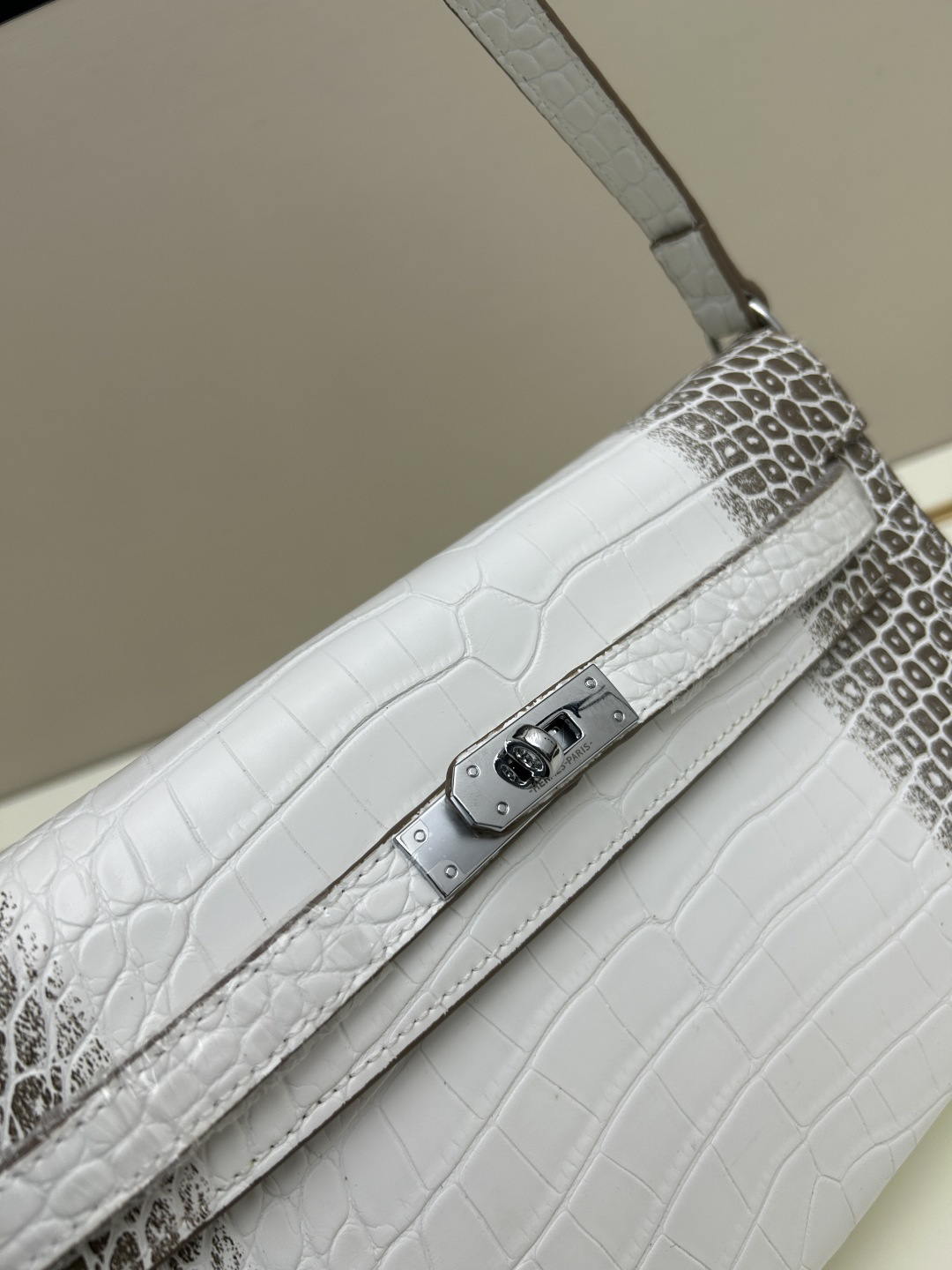 批260💰 手掌纹银扣 CDIWRI&KARI凯莉包✨真皮法棍姐妹们快看这个CDIWRI&KARI的凯莉包！一背上身整个人都优雅起来了💃✨真皮质感绝绝子
elan腋下包的设计真的太懂女生了 既时髦又实用🌟👜版型超级挺括不会软塌塌
真皮材质摸起来超级柔软 而且很有光泽感 完全不像几百块的包包💫👛五金细节也很精致
可以单肩也可以斜挎 两种背法都超级好看 法棍包的造型真的太经典了👗💖
容量设计得很合理 日常出门的手机口红钥匙都能装下 逛街约会都够用📱💄
搭配西装外套显得干练利落 搭配连衣裙又很温柔 真的是百搭神器呀🛍️🌸
尺寸 27cm*7cm*15cm
款号KL27 银扣 8896