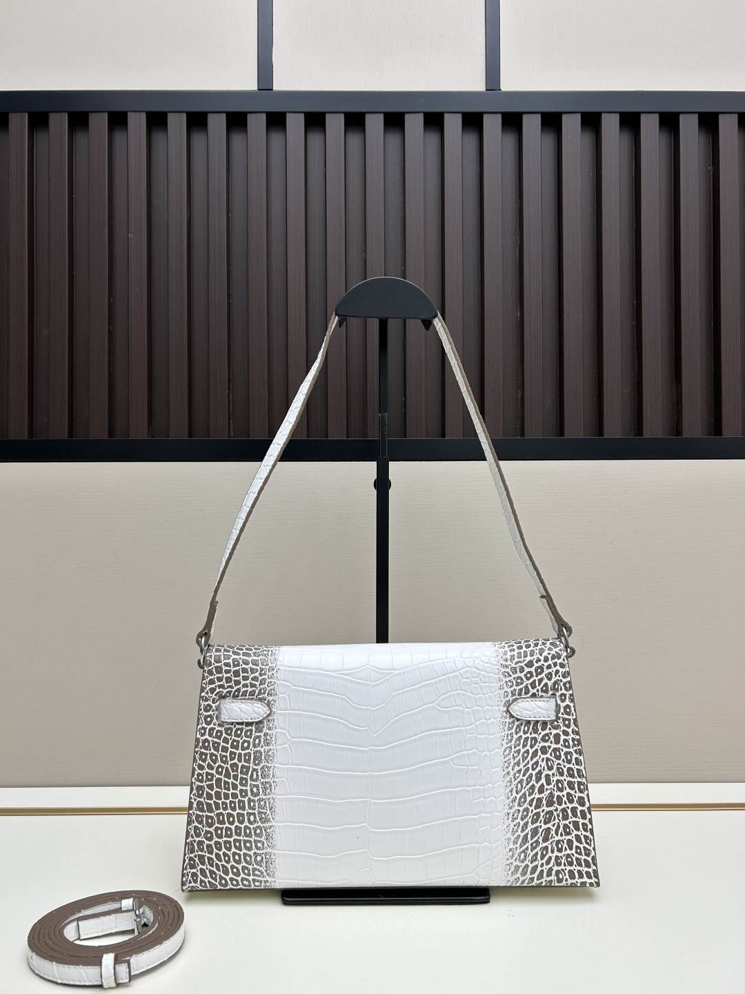 批260💰 手掌纹银扣 CDIWRI&KARI凯莉包✨真皮法棍姐妹们快看这个CDIWRI&KARI的凯莉包！一背上身整个人都优雅起来了💃✨真皮质感绝绝子
elan腋下包的设计真的太懂女生了 既时髦又实用🌟👜版型超级挺括不会软塌塌
真皮材质摸起来超级柔软 而且很有光泽感 完全不像几百块的包包💫👛五金细节也很精致
可以单肩也可以斜挎 两种背法都超级好看 法棍包的造型真的太经典了👗💖
容量设计得很合理 日常出门的手机口红钥匙都能装下 逛街约会都够用📱💄
搭配西装外套显得干练利落 搭配连衣裙又很温柔 真的是百搭神器呀🛍️🌸
尺寸 27cm*7cm*15cm
款号KL27 银扣 8896