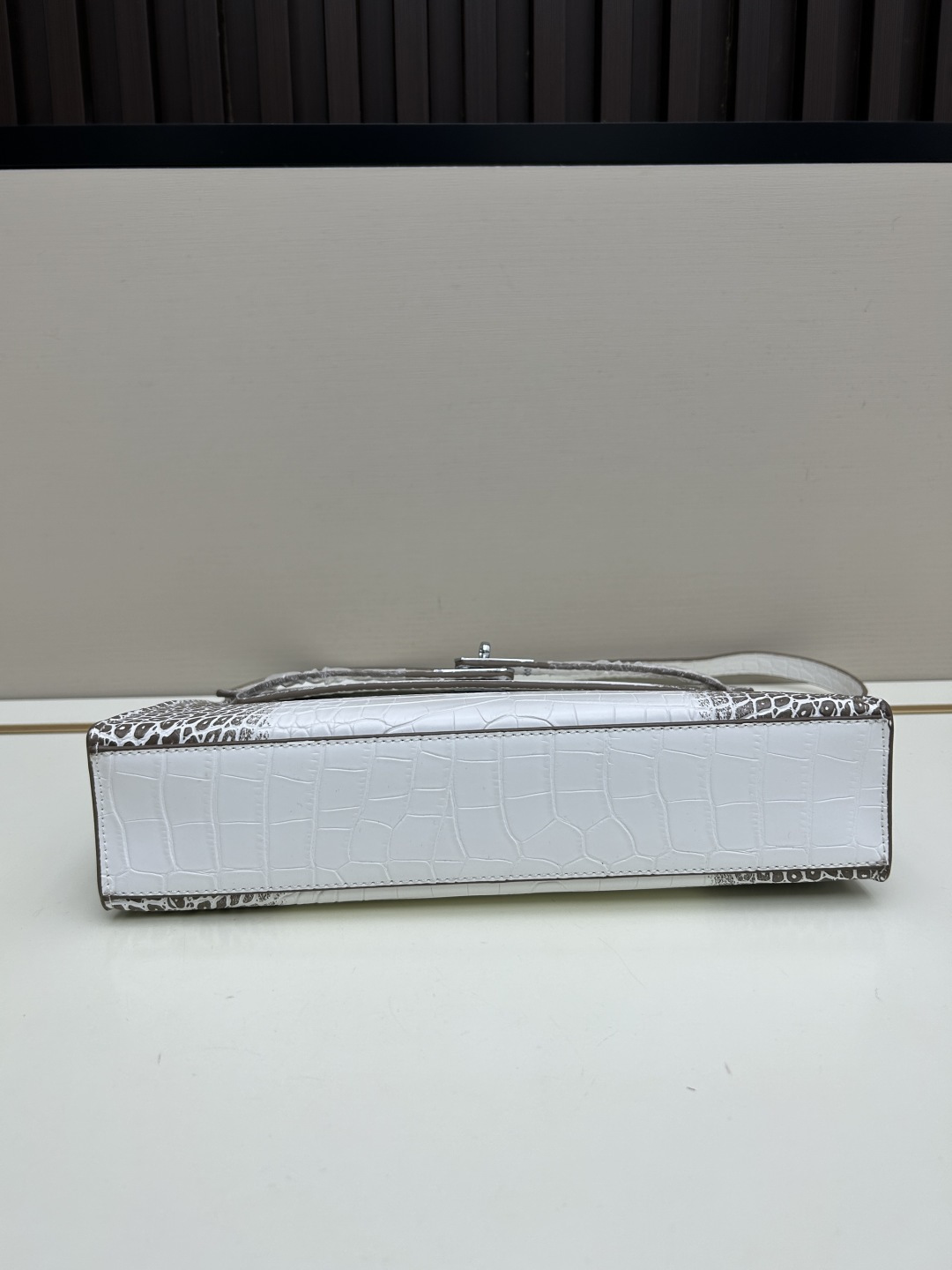 批260💰 手掌纹银扣 CDIWRI&KARI凯莉包✨真皮法棍姐妹们快看这个CDIWRI&KARI的凯莉包！一背上身整个人都优雅起来了💃✨真皮质感绝绝子
elan腋下包的设计真的太懂女生了 既时髦又实用🌟👜版型超级挺括不会软塌塌
真皮材质摸起来超级柔软 而且很有光泽感 完全不像几百块的包包💫👛五金细节也很精致
可以单肩也可以斜挎 两种背法都超级好看 法棍包的造型真的太经典了👗💖
容量设计得很合理 日常出门的手机口红钥匙都能装下 逛街约会都够用📱💄
搭配西装外套显得干练利落 搭配连衣裙又很温柔 真的是百搭神器呀🛍️🌸
尺寸 27cm*7cm*15cm
款号KL27 银扣 8896