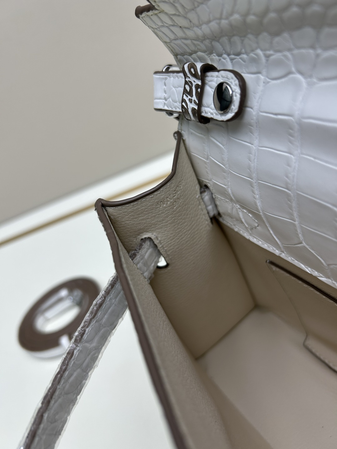 批260💰 手掌纹银扣 CDIWRI&KARI凯莉包✨真皮法棍姐妹们快看这个CDIWRI&KARI的凯莉包！一背上身整个人都优雅起来了💃✨真皮质感绝绝子
elan腋下包的设计真的太懂女生了 既时髦又实用🌟👜版型超级挺括不会软塌塌
真皮材质摸起来超级柔软 而且很有光泽感 完全不像几百块的包包💫👛五金细节也很精致
可以单肩也可以斜挎 两种背法都超级好看 法棍包的造型真的太经典了👗💖
容量设计得很合理 日常出门的手机口红钥匙都能装下 逛街约会都够用📱💄
搭配西装外套显得干练利落 搭配连衣裙又很温柔 真的是百搭神器呀🛍️🌸
尺寸 27cm*7cm*15cm
款号KL27 银扣 8896