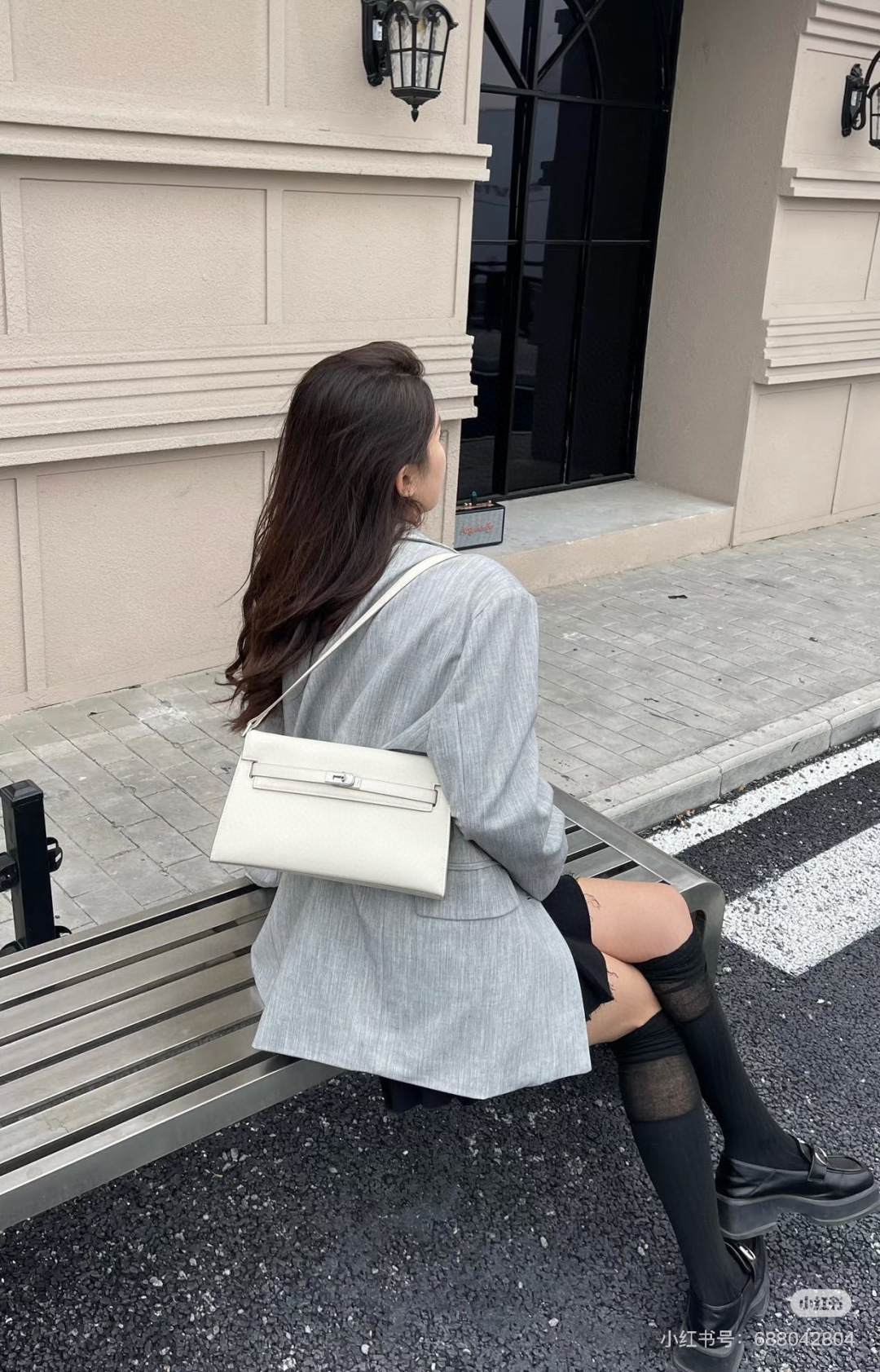 批260💰 手掌纹银扣 CDIWRI&KARI凯莉包✨真皮法棍姐妹们快看这个CDIWRI&KARI的凯莉包！一背上身整个人都优雅起来了💃✨真皮质感绝绝子
elan腋下包的设计真的太懂女生了 既时髦又实用🌟👜版型超级挺括不会软塌塌
真皮材质摸起来超级柔软 而且很有光泽感 完全不像几百块的包包💫👛五金细节也很精致
可以单肩也可以斜挎 两种背法都超级好看 法棍包的造型真的太经典了👗💖
容量设计得很合理 日常出门的手机口红钥匙都能装下 逛街约会都够用📱💄
搭配西装外套显得干练利落 搭配连衣裙又很温柔 真的是百搭神器呀🛍️🌸
尺寸 27cm*7cm*15cm
款号KL27 银扣 8896