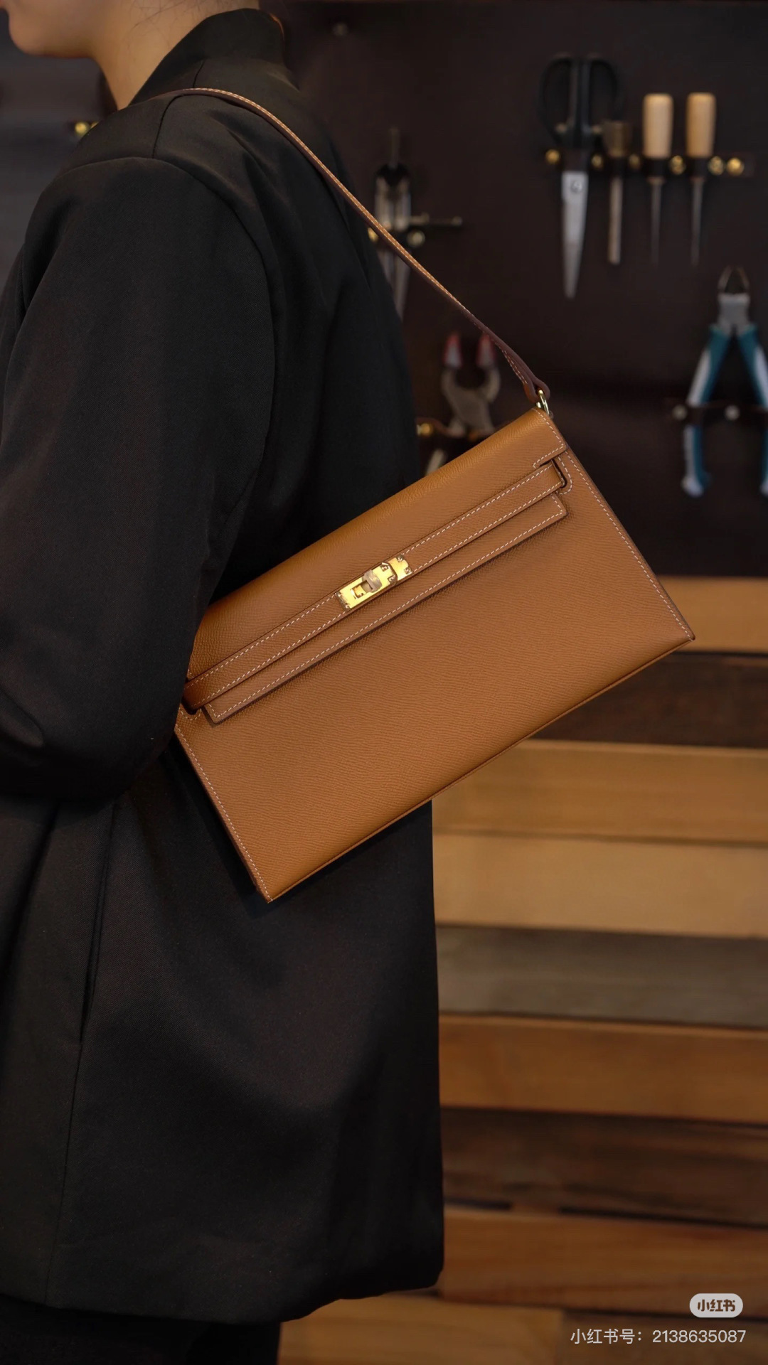 批260💰 手掌纹银扣 CDIWRI&KARI凯莉包✨真皮法棍姐妹们快看这个CDIWRI&KARI的凯莉包！一背上身整个人都优雅起来了💃✨真皮质感绝绝子
elan腋下包的设计真的太懂女生了 既时髦又实用🌟👜版型超级挺括不会软塌塌
真皮材质摸起来超级柔软 而且很有光泽感 完全不像几百块的包包💫👛五金细节也很精致
可以单肩也可以斜挎 两种背法都超级好看 法棍包的造型真的太经典了👗💖
容量设计得很合理 日常出门的手机口红钥匙都能装下 逛街约会都够用📱💄
搭配西装外套显得干练利落 搭配连衣裙又很温柔 真的是百搭神器呀🛍️🌸
尺寸 27cm*7cm*15cm
款号KL27 银扣 8896