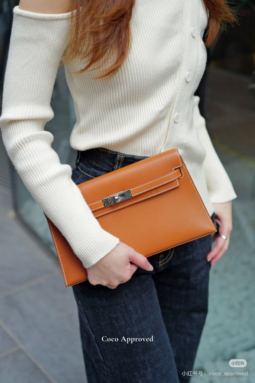 批260💰 手掌纹银扣 CDIWRI&KARI凯莉包✨真皮法棍姐妹们快看这个CDIWRI&KARI的凯莉包！一背上身整个人都优雅起来了💃✨真皮质感绝绝子
elan腋下包的设计真的太懂女生了 既时髦又实用🌟👜版型超级挺括不会软塌塌
真皮材质摸起来超级柔软 而且很有光泽感 完全不像几百块的包包💫👛五金细节也很精致
可以单肩也可以斜挎 两种背法都超级好看 法棍包的造型真的太经典了👗💖
容量设计得很合理 日常出门的手机口红钥匙都能装下 逛街约会都够用📱💄
搭配西装外套显得干练利落 搭配连衣裙又很温柔 真的是百搭神器呀🛍️🌸
尺寸 27cm*7cm*15cm
款号KL27 银扣 8896