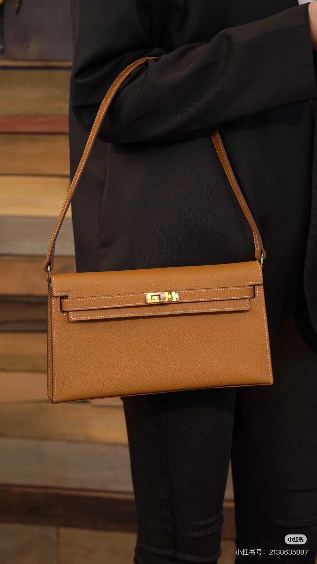 批260💰 手掌纹银扣 CDIWRI&KARI凯莉包✨真皮法棍姐妹们快看这个CDIWRI&KARI的凯莉包！一背上身整个人都优雅起来了💃✨真皮质感绝绝子
elan腋下包的设计真的太懂女生了 既时髦又实用🌟👜版型超级挺括不会软塌塌
真皮材质摸起来超级柔软 而且很有光泽感 完全不像几百块的包包💫👛五金细节也很精致
可以单肩也可以斜挎 两种背法都超级好看 法棍包的造型真的太经典了👗💖
容量设计得很合理 日常出门的手机口红钥匙都能装下 逛街约会都够用📱💄
搭配西装外套显得干练利落 搭配连衣裙又很温柔 真的是百搭神器呀🛍️🌸
尺寸 27cm*7cm*15cm
款号KL27 银扣 8896