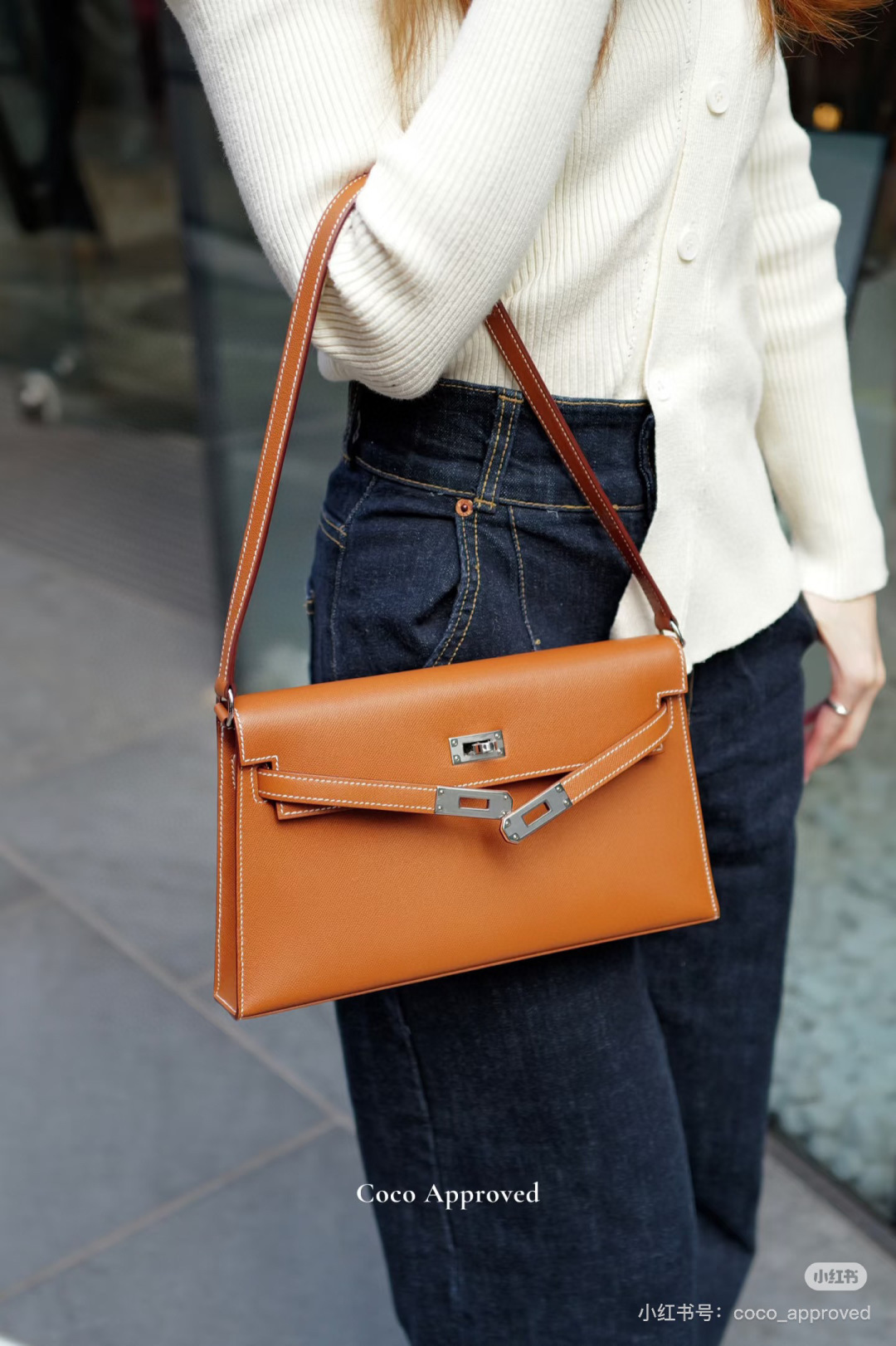 批260💰 手掌纹银扣 CDIWRI&KARI凯莉包✨真皮法棍姐妹们快看这个CDIWRI&KARI的凯莉包！一背上身整个人都优雅起来了💃✨真皮质感绝绝子
elan腋下包的设计真的太懂女生了 既时髦又实用🌟👜版型超级挺括不会软塌塌
真皮材质摸起来超级柔软 而且很有光泽感 完全不像几百块的包包💫👛五金细节也很精致
可以单肩也可以斜挎 两种背法都超级好看 法棍包的造型真的太经典了👗💖
容量设计得很合理 日常出门的手机口红钥匙都能装下 逛街约会都够用📱💄
搭配西装外套显得干练利落 搭配连衣裙又很温柔 真的是百搭神器呀🛍️🌸
尺寸 27cm*7cm*15cm
款号KL27 银扣 8896