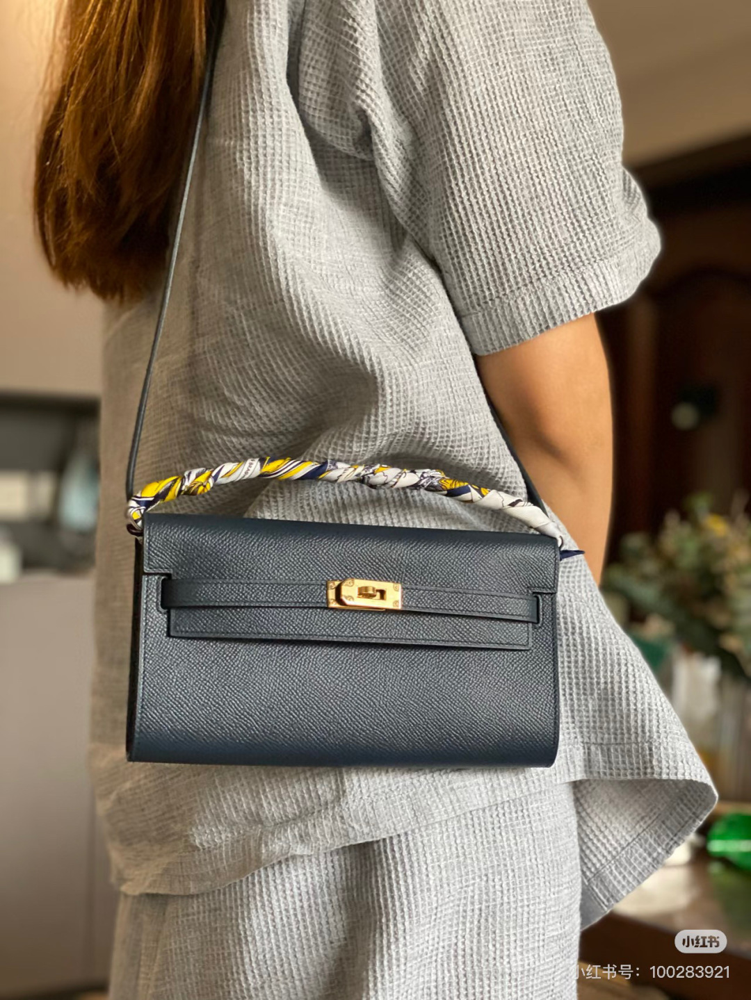 批260💰 手掌纹银扣 CDIWRI&KARI凯莉包✨真皮法棍姐妹们快看这个CDIWRI&KARI的凯莉包！一背上身整个人都优雅起来了💃✨真皮质感绝绝子
elan腋下包的设计真的太懂女生了 既时髦又实用🌟👜版型超级挺括不会软塌塌
真皮材质摸起来超级柔软 而且很有光泽感 完全不像几百块的包包💫👛五金细节也很精致
可以单肩也可以斜挎 两种背法都超级好看 法棍包的造型真的太经典了👗💖
容量设计得很合理 日常出门的手机口红钥匙都能装下 逛街约会都够用📱💄
搭配西装外套显得干练利落 搭配连衣裙又很温柔 真的是百搭神器呀🛍️🌸
尺寸 27cm*7cm*15cm
款号KL27 银扣 8896