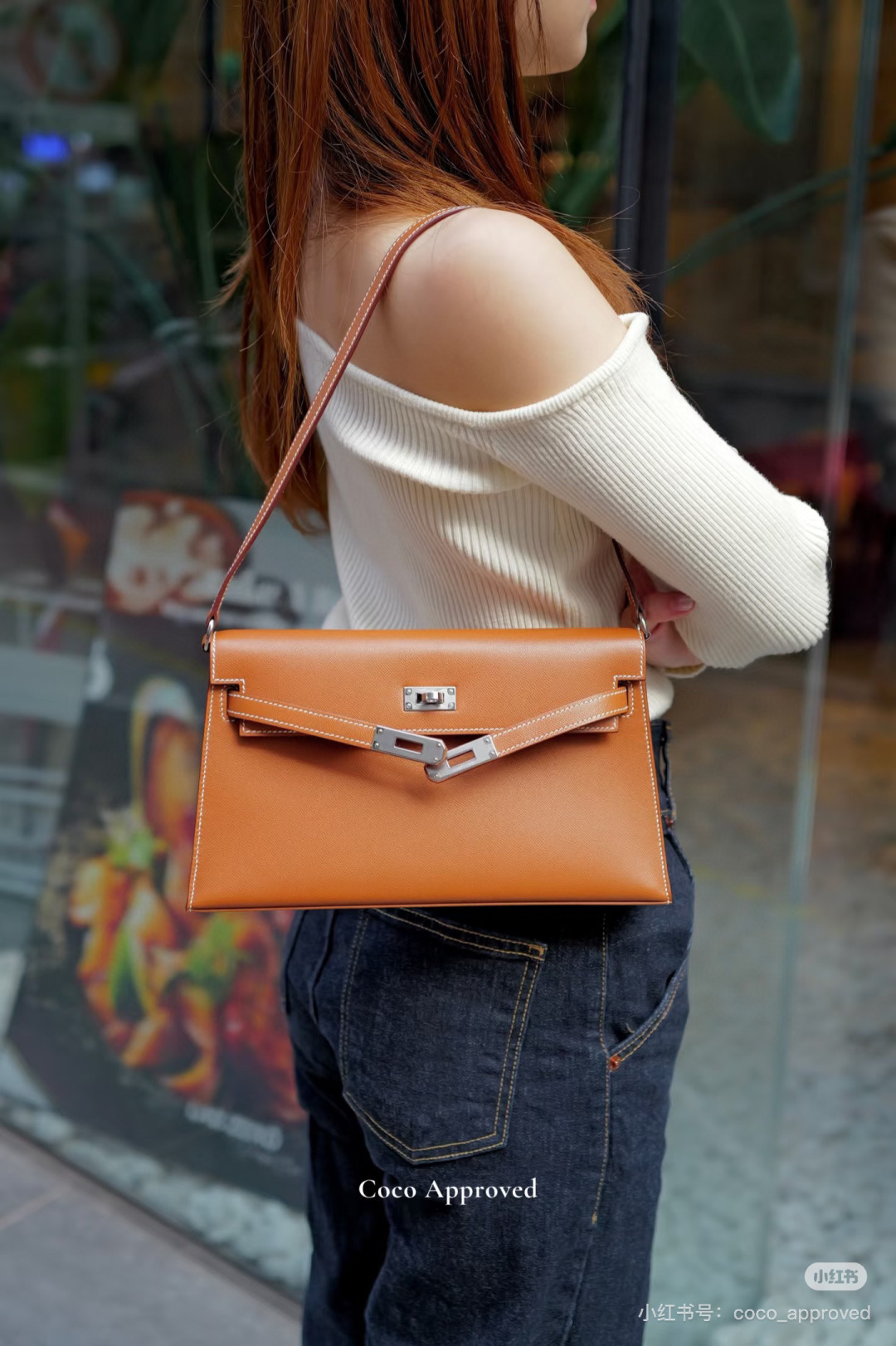 批260💰 手掌纹银扣 CDIWRI&KARI凯莉包✨真皮法棍姐妹们快看这个CDIWRI&KARI的凯莉包！一背上身整个人都优雅起来了💃✨真皮质感绝绝子
elan腋下包的设计真的太懂女生了 既时髦又实用🌟👜版型超级挺括不会软塌塌
真皮材质摸起来超级柔软 而且很有光泽感 完全不像几百块的包包💫👛五金细节也很精致
可以单肩也可以斜挎 两种背法都超级好看 法棍包的造型真的太经典了👗💖
容量设计得很合理 日常出门的手机口红钥匙都能装下 逛街约会都够用📱💄
搭配西装外套显得干练利落 搭配连衣裙又很温柔 真的是百搭神器呀🛍️🌸
尺寸 27cm*7cm*15cm
款号KL27 银扣 8896