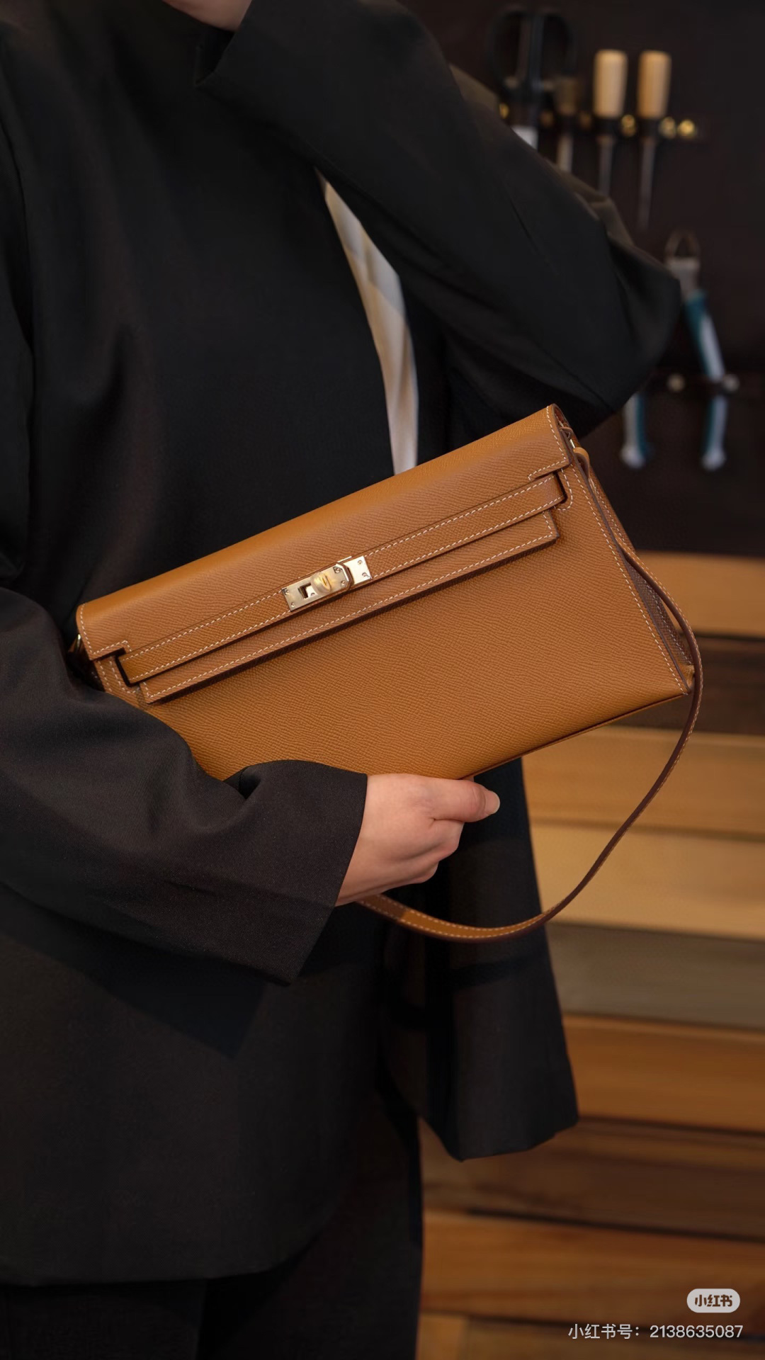 批260💰 手掌纹银扣 CDIWRI&KARI凯莉包✨真皮法棍姐妹们快看这个CDIWRI&KARI的凯莉包！一背上身整个人都优雅起来了💃✨真皮质感绝绝子
elan腋下包的设计真的太懂女生了 既时髦又实用🌟👜版型超级挺括不会软塌塌
真皮材质摸起来超级柔软 而且很有光泽感 完全不像几百块的包包💫👛五金细节也很精致
可以单肩也可以斜挎 两种背法都超级好看 法棍包的造型真的太经典了👗💖
容量设计得很合理 日常出门的手机口红钥匙都能装下 逛街约会都够用📱💄
搭配西装外套显得干练利落 搭配连衣裙又很温柔 真的是百搭神器呀🛍️🌸
尺寸 27cm*7cm*15cm
款号KL27 银扣 8896