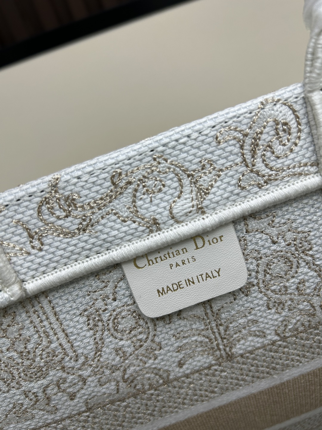 原单大号批310，中号批300, 小号批250【Di0r Book Tote】
多数人消费奢侈品牌首先想到的是买实用型的经典款 💄但其实像DIOR这种合作艺术TOTE〰应该作为重点收藏复古风满满😋背上它你就是时髦精本精⚪它真的特能 装😍超宽敞的内容量，感觉可以装下整个世界！
尺寸：42cm款号1286