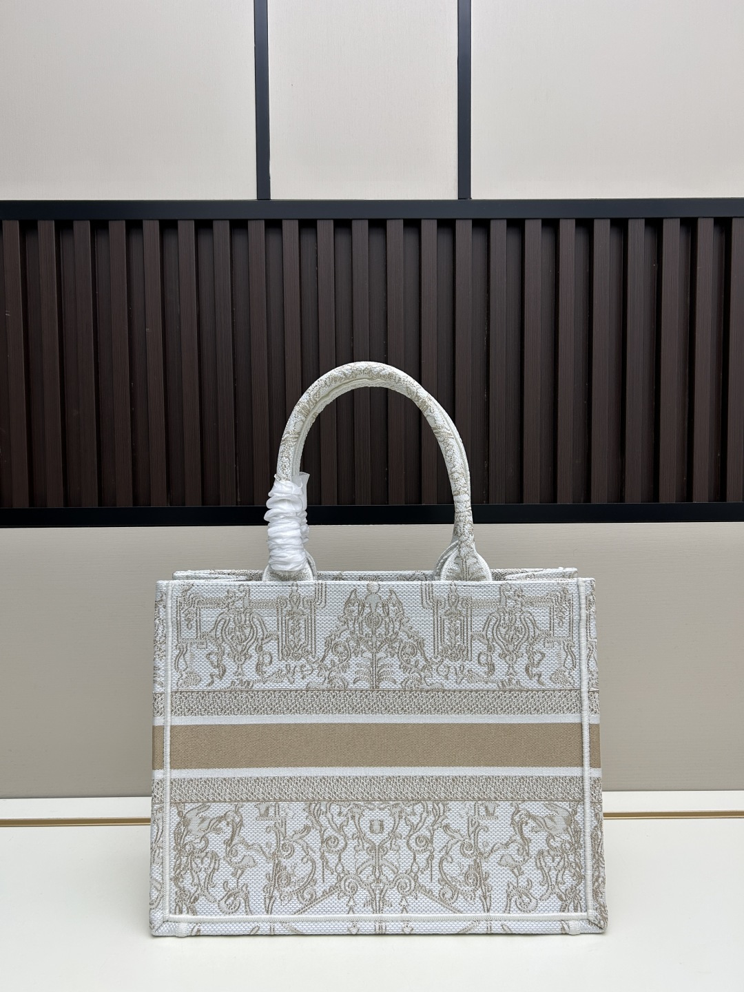 原单大号批310，中号批300, 小号批250【Di0r Book Tote】
多数人消费奢侈品牌首先想到的是买实用型的经典款 💄但其实像DIOR这种合作艺术TOTE〰应该作为重点收藏复古风满满😋背上它你就是时髦精本精⚪它真的特能 装😍超宽敞的内容量，感觉可以装下整个世界！
尺寸：42cm款号1286