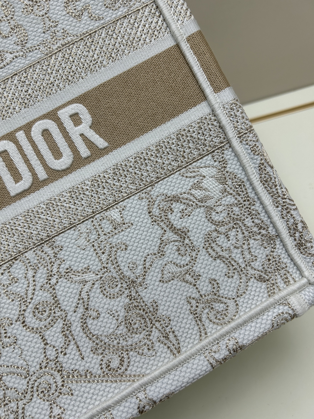 原单大号批310，中号批300, 小号批250【Di0r Book Tote】
多数人消费奢侈品牌首先想到的是买实用型的经典款 💄但其实像DIOR这种合作艺术TOTE〰应该作为重点收藏复古风满满😋背上它你就是时髦精本精⚪它真的特能 装😍超宽敞的内容量，感觉可以装下整个世界！
尺寸：42cm款号1286